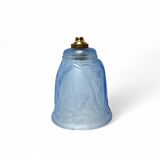Art déco, tulipe de lampe verre moulé bleu décor floral vers 1930
