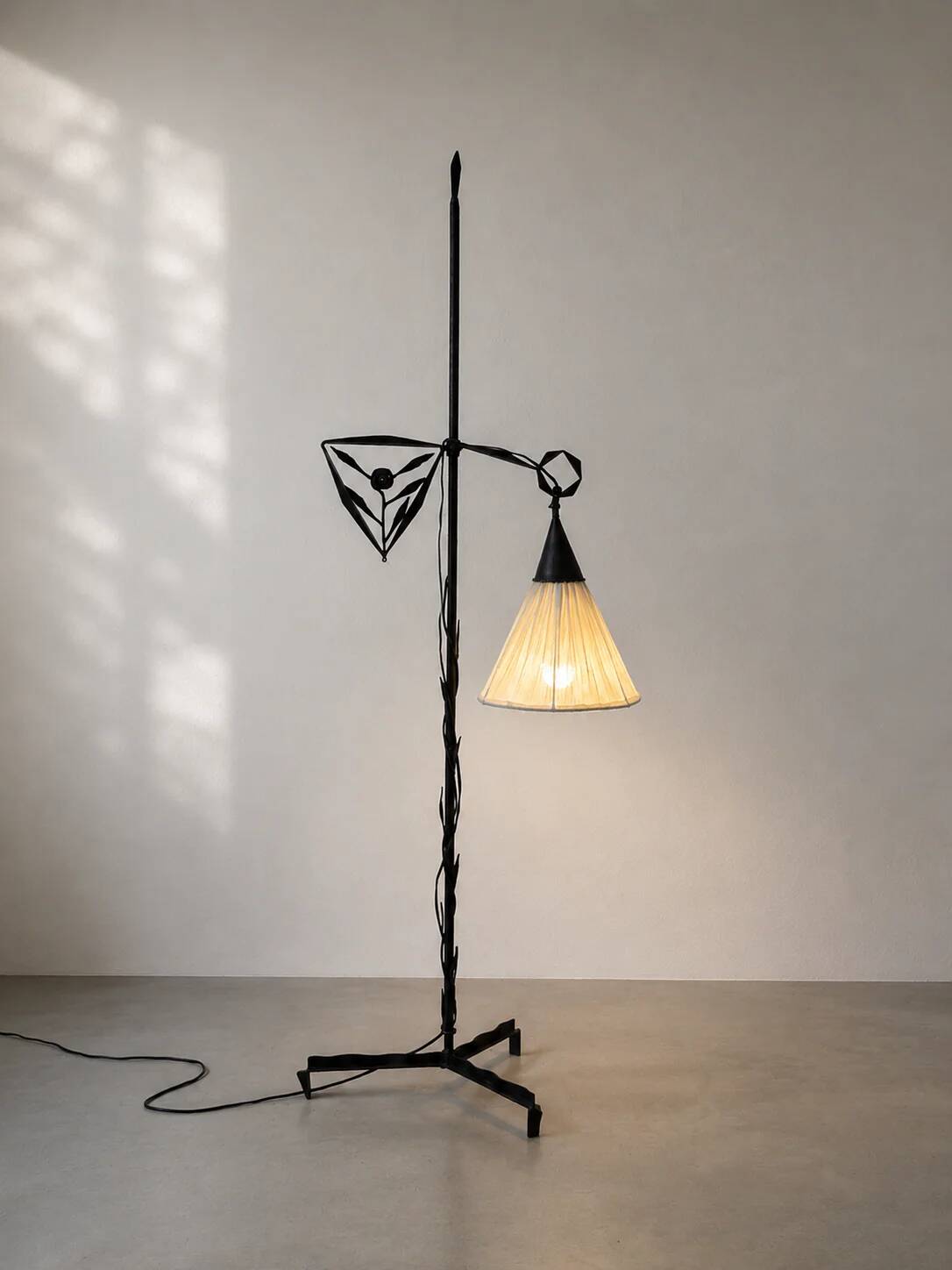 Lampe de sol en fer forgé Arts & Crafts de l'École d'Amsterdam