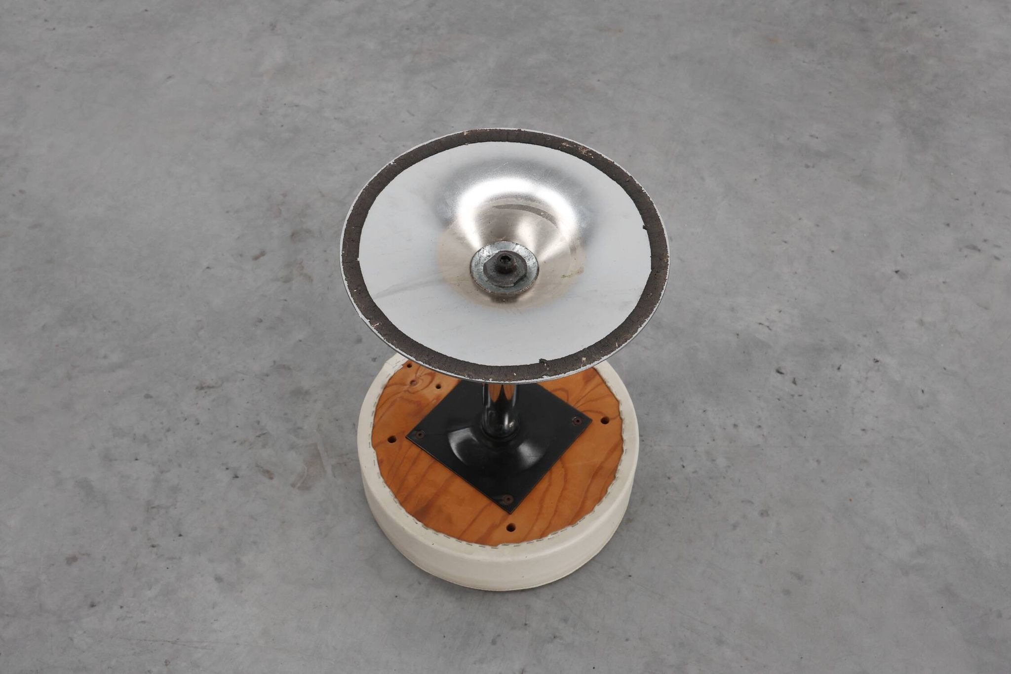 Tabouret vintage design Mid-century en chrome avec assise en cuir blanc, années 1970