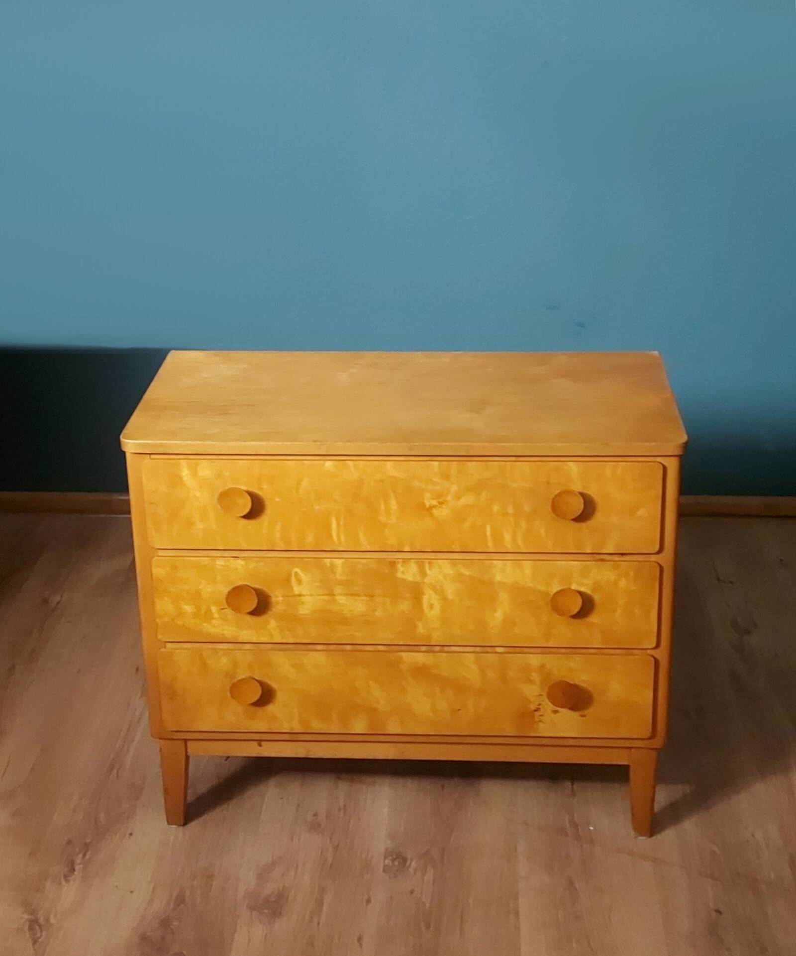 Commode danoise à trois tiroirs en bouleau, années 1960.