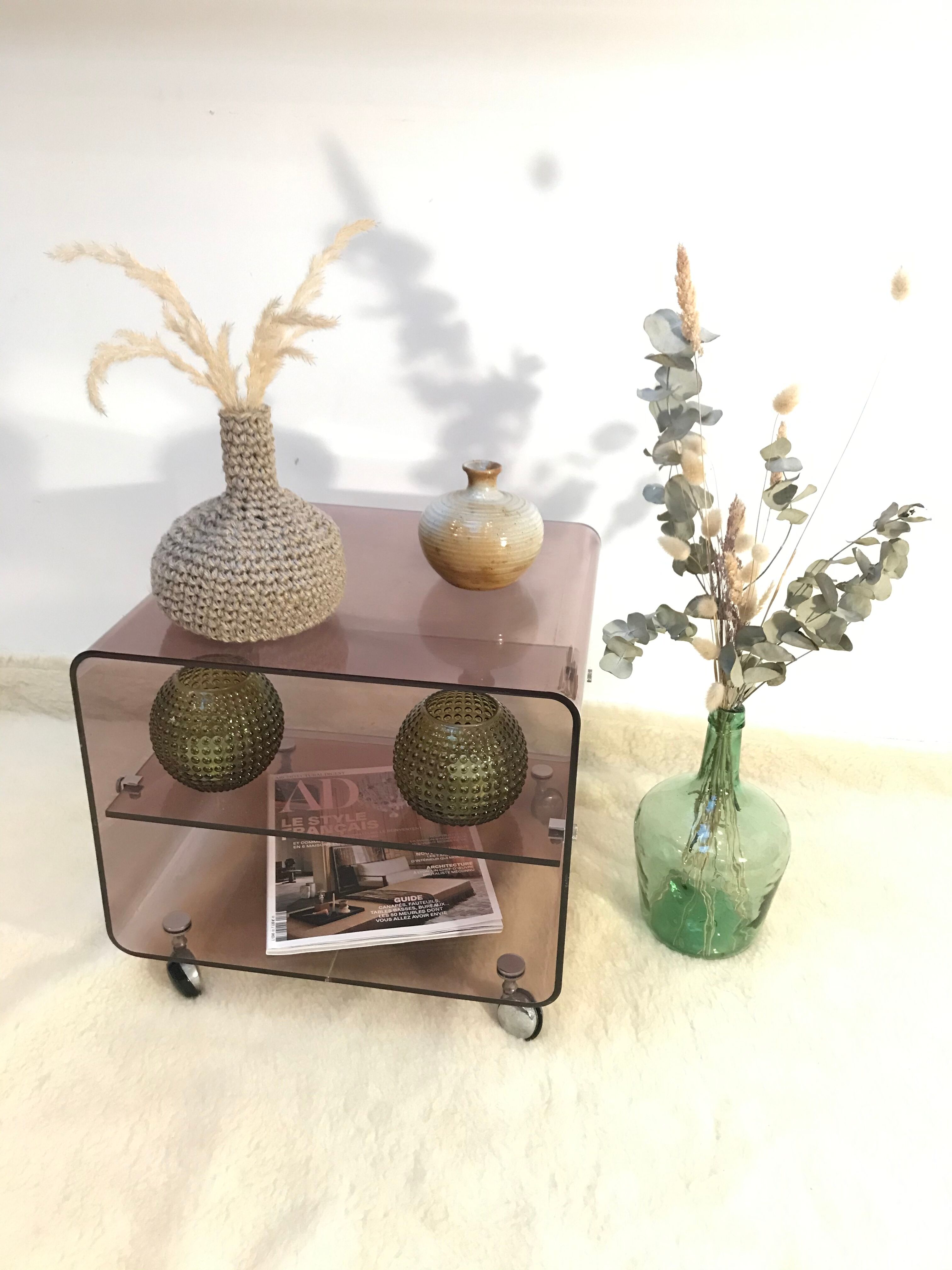 Michel Dumas serving table