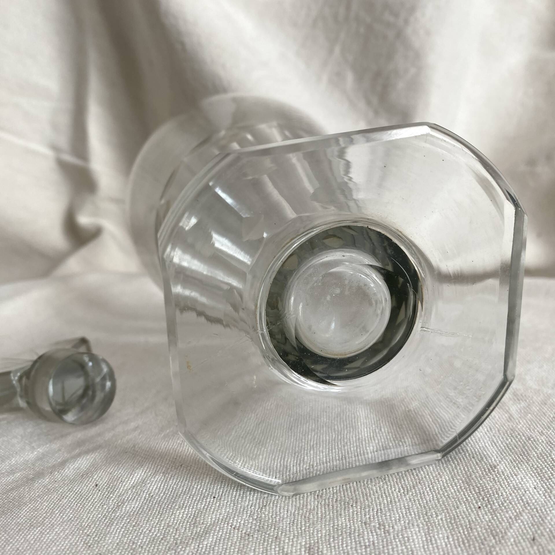 Art Deco carafe with fan stopper