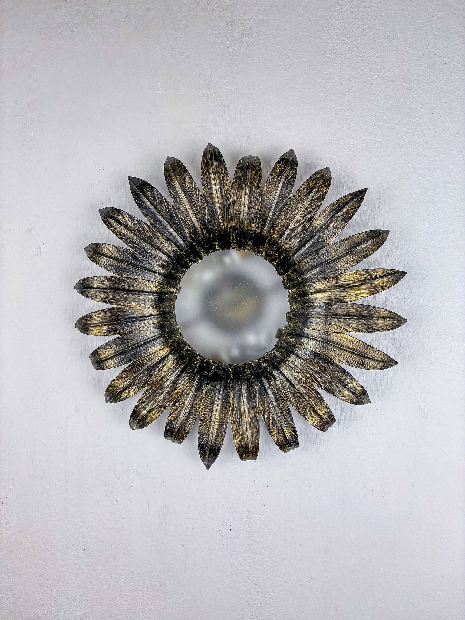Plafonnier en fer doré à feuillage en rayons de soleil espagnol, années 1960.