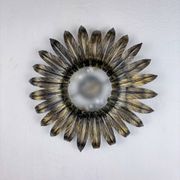 Plafonnier en fer doré à feuillage en rayons de soleil espagnol, années 1960.