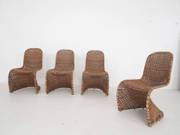 Ensemble de quatre chaises S en rotin