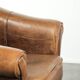 Fauteuil en peau de mouton magnifiquement conçu et confortable, avec un look intemporel et une finition de passepoil assortie.