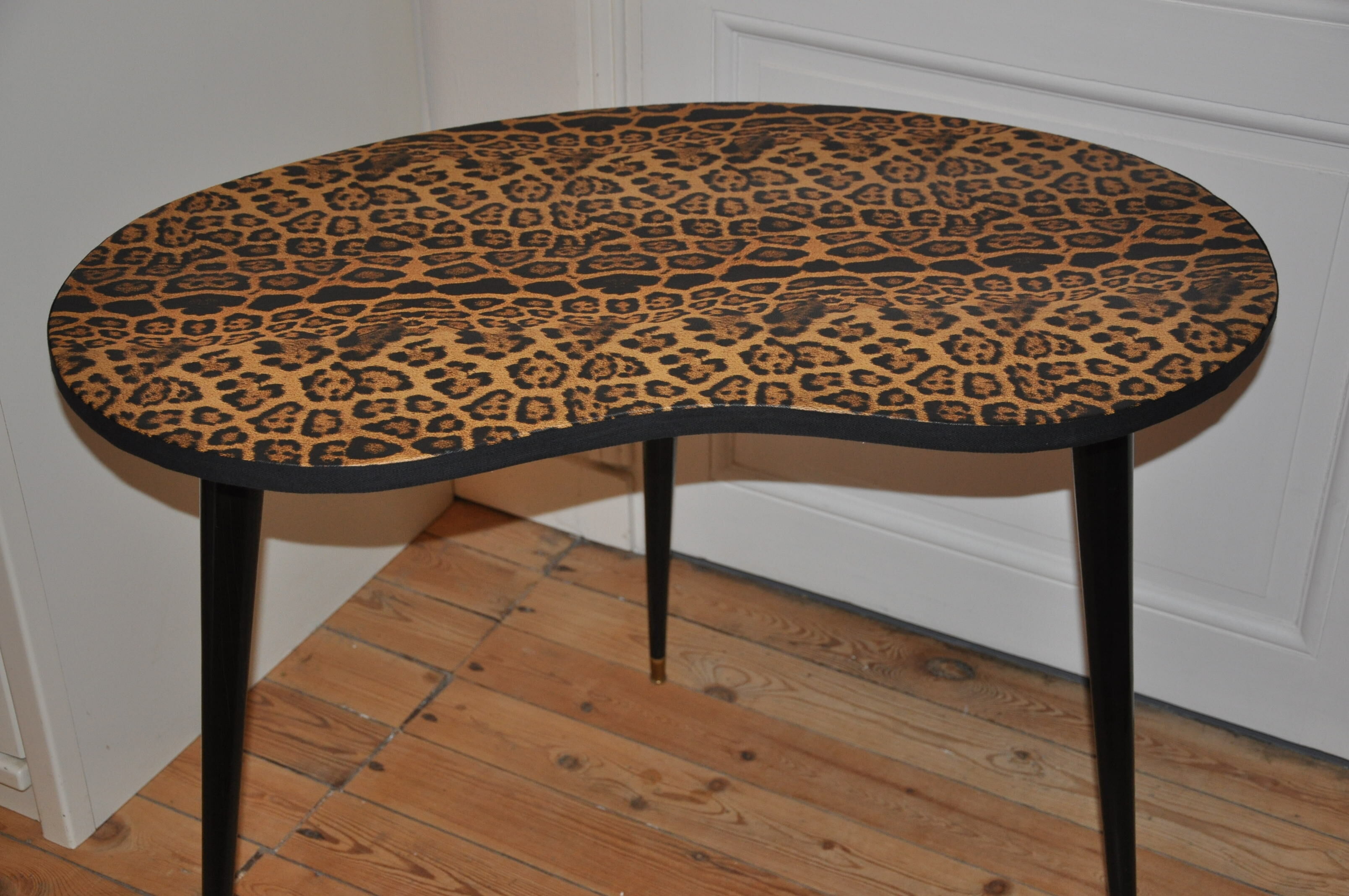 Table tripod shape vintage bean