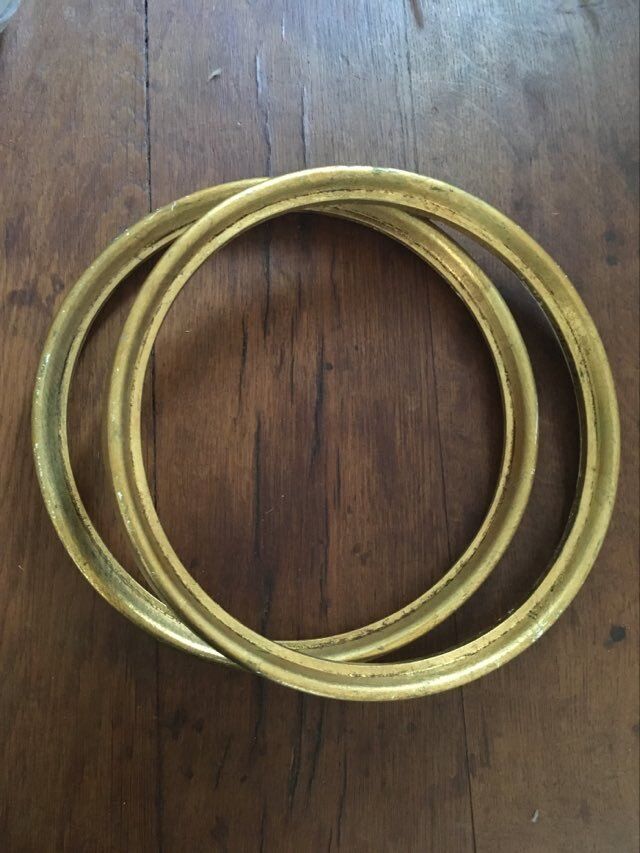 Round frames in gilded wood.