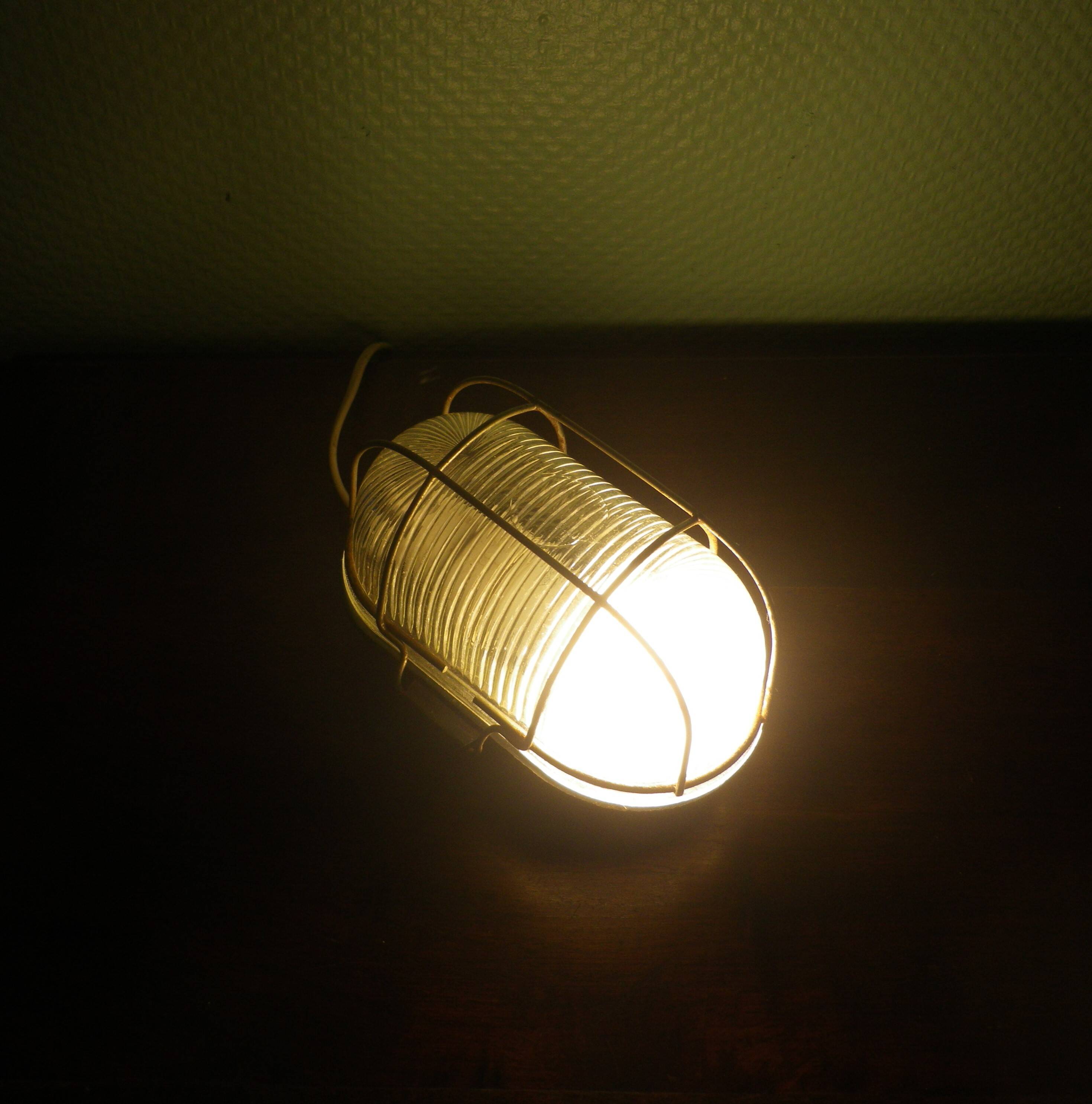 2 Hublots en bakélite, verre et métal