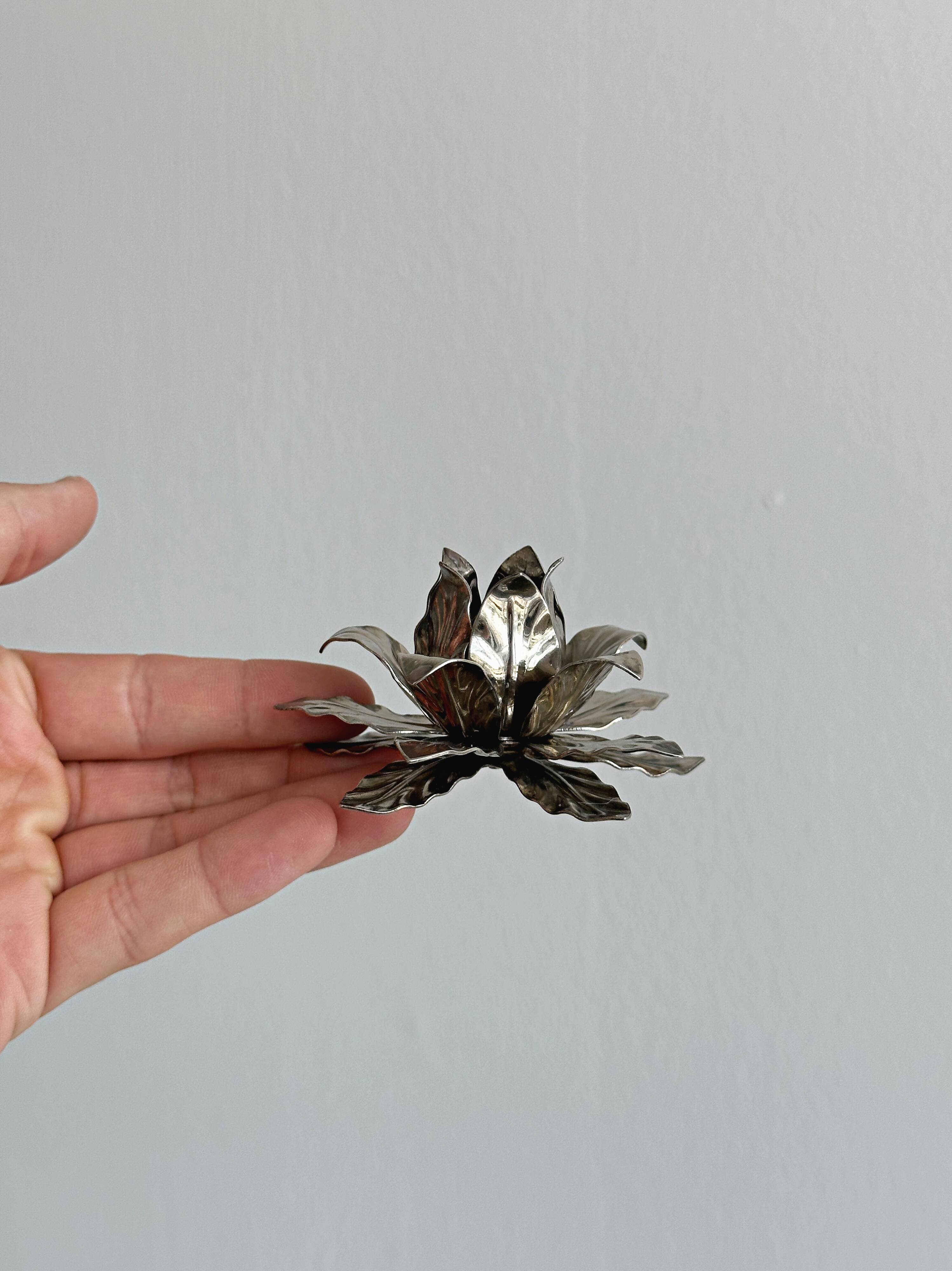 Light metal flower candlestick