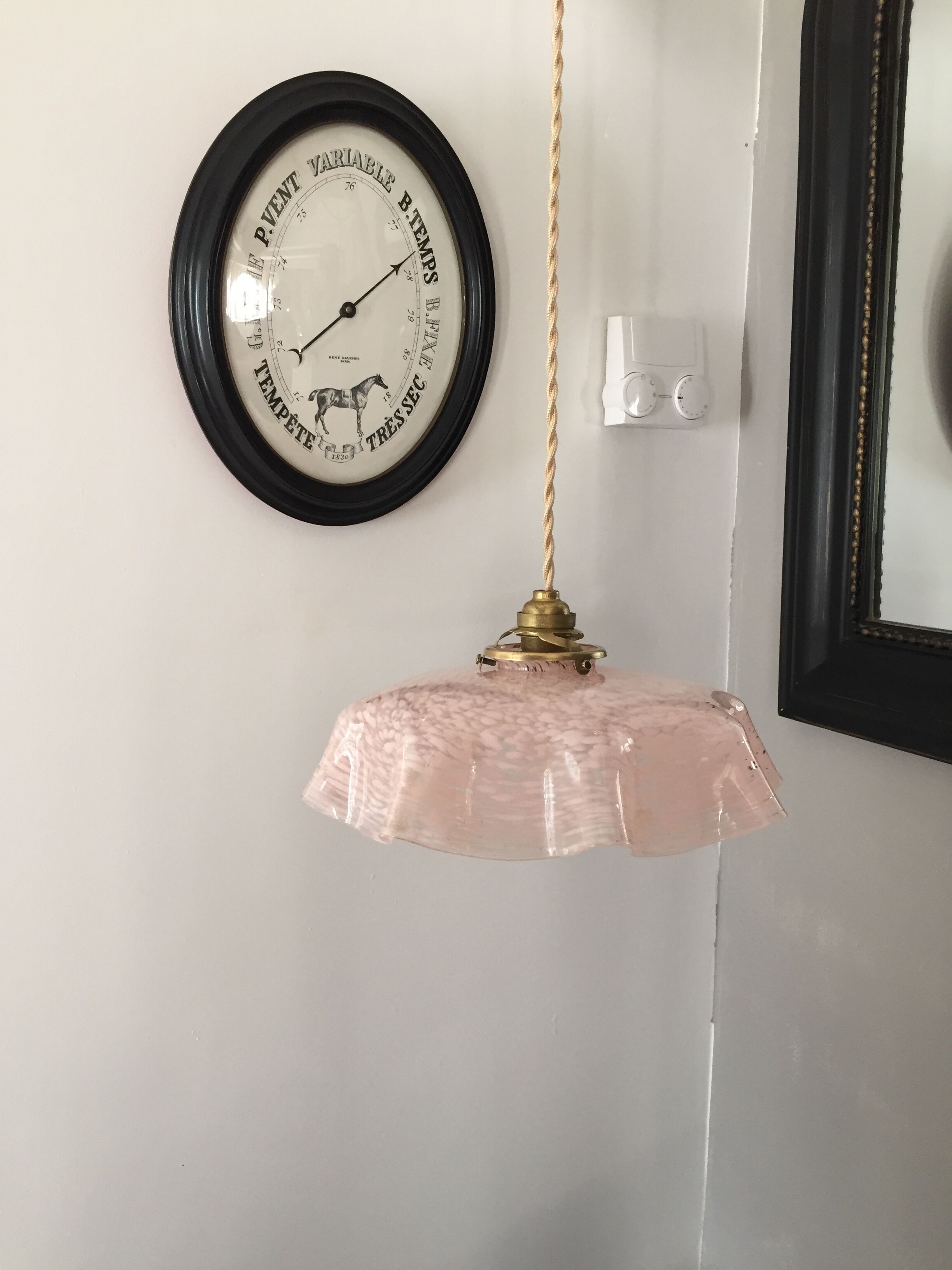 Suspension vintage opaline rose mouchetée et laiton