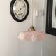 Suspension vintage opaline rose mouchetée et laiton