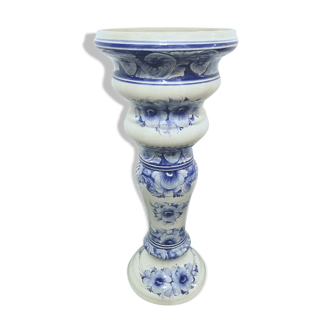 Vase chantourné en faïence hauteur 49cm