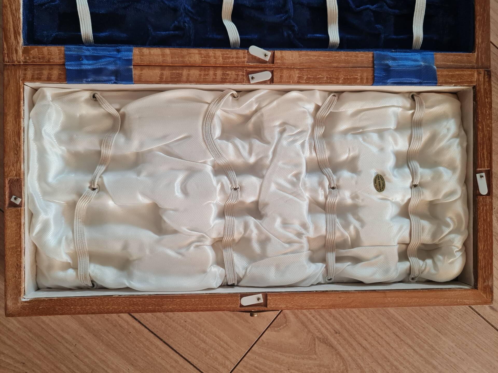 Vintage Wooden and Velvet Folding Chess Set Hong Kong - 37x37 cm