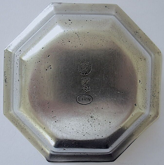Empty octagonal pocket in tin by the workshop "Les Etains de France"