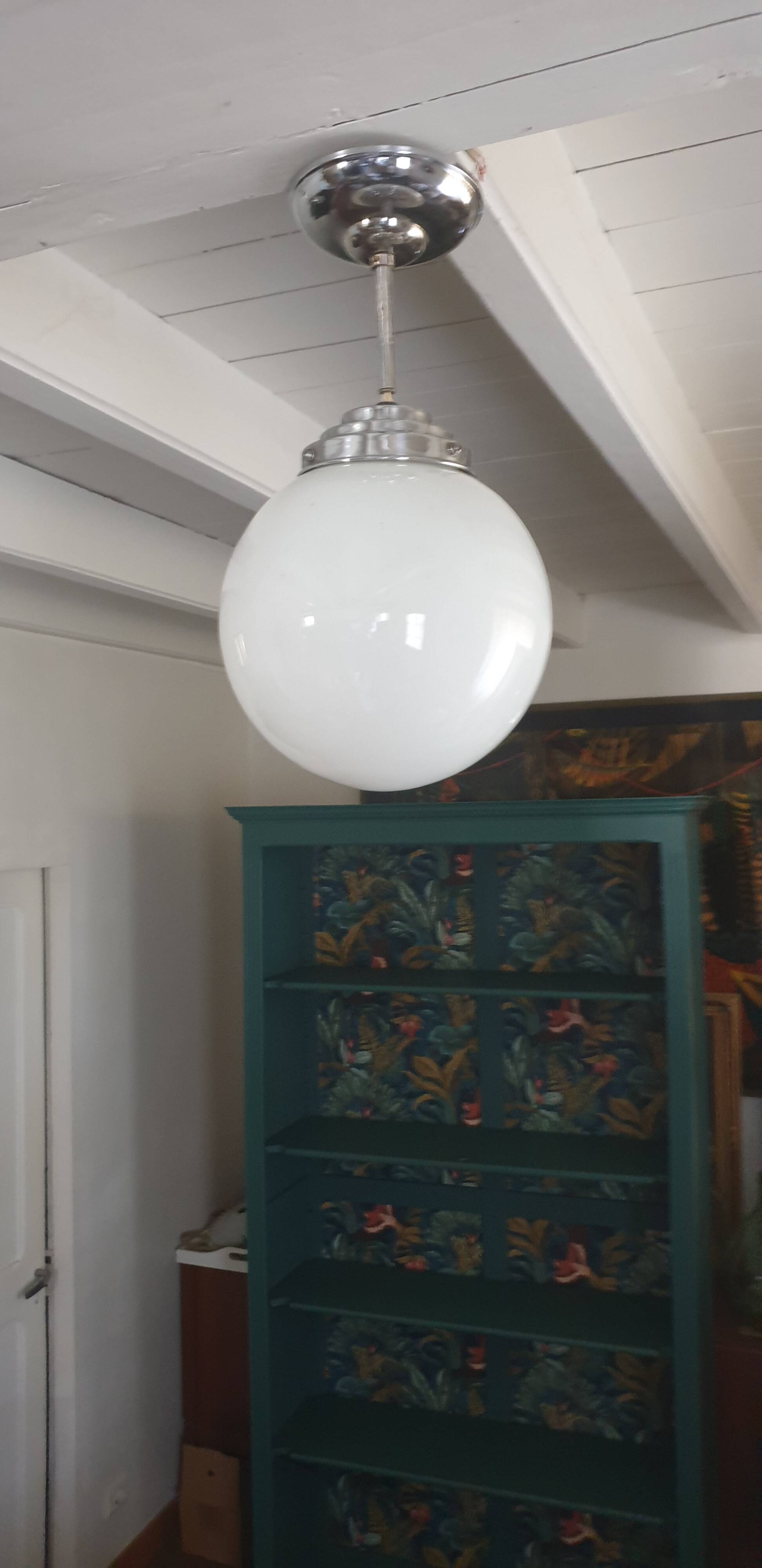 Opaline globe suspension