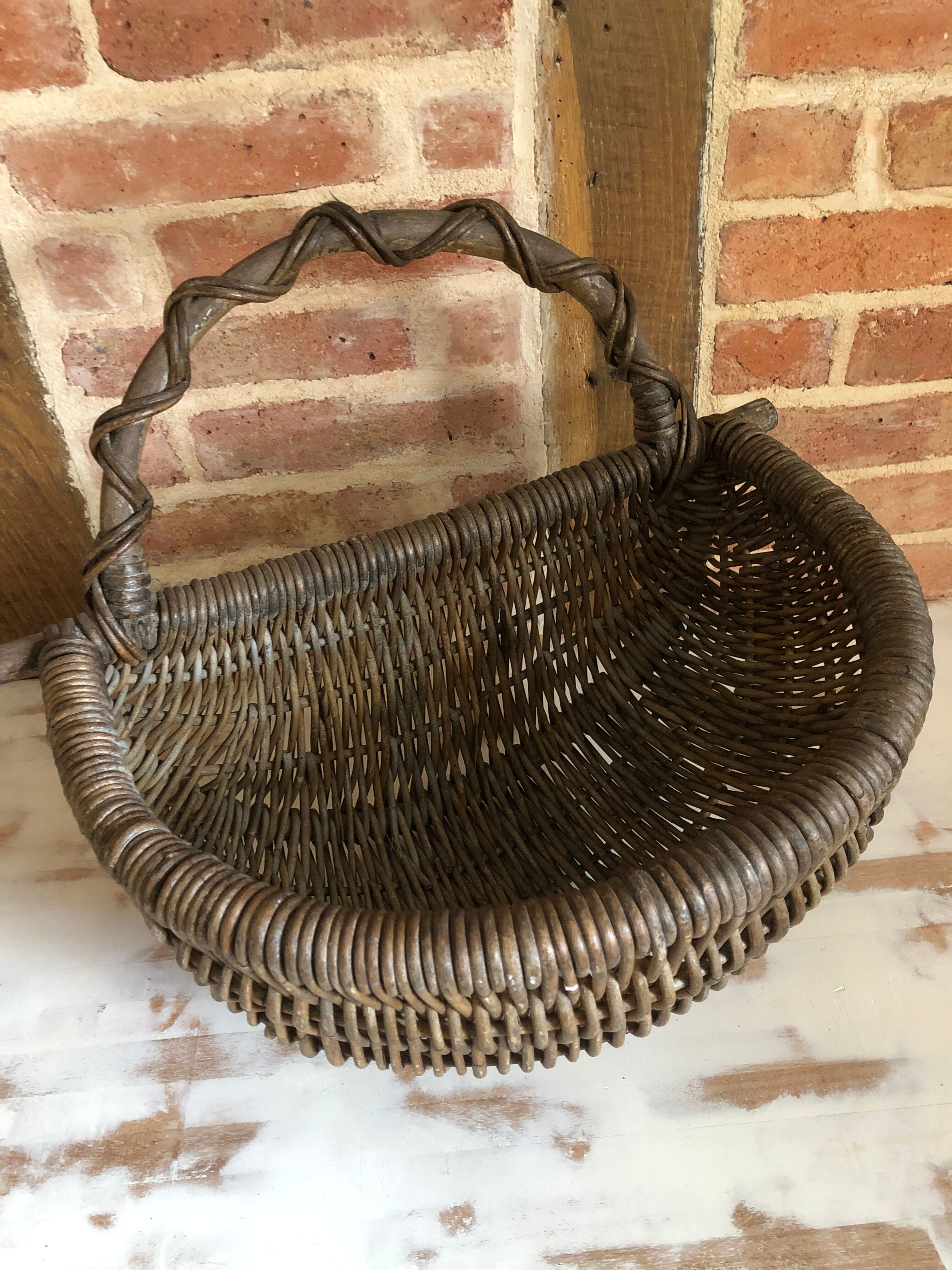 Half-moon wall basket in Wicker