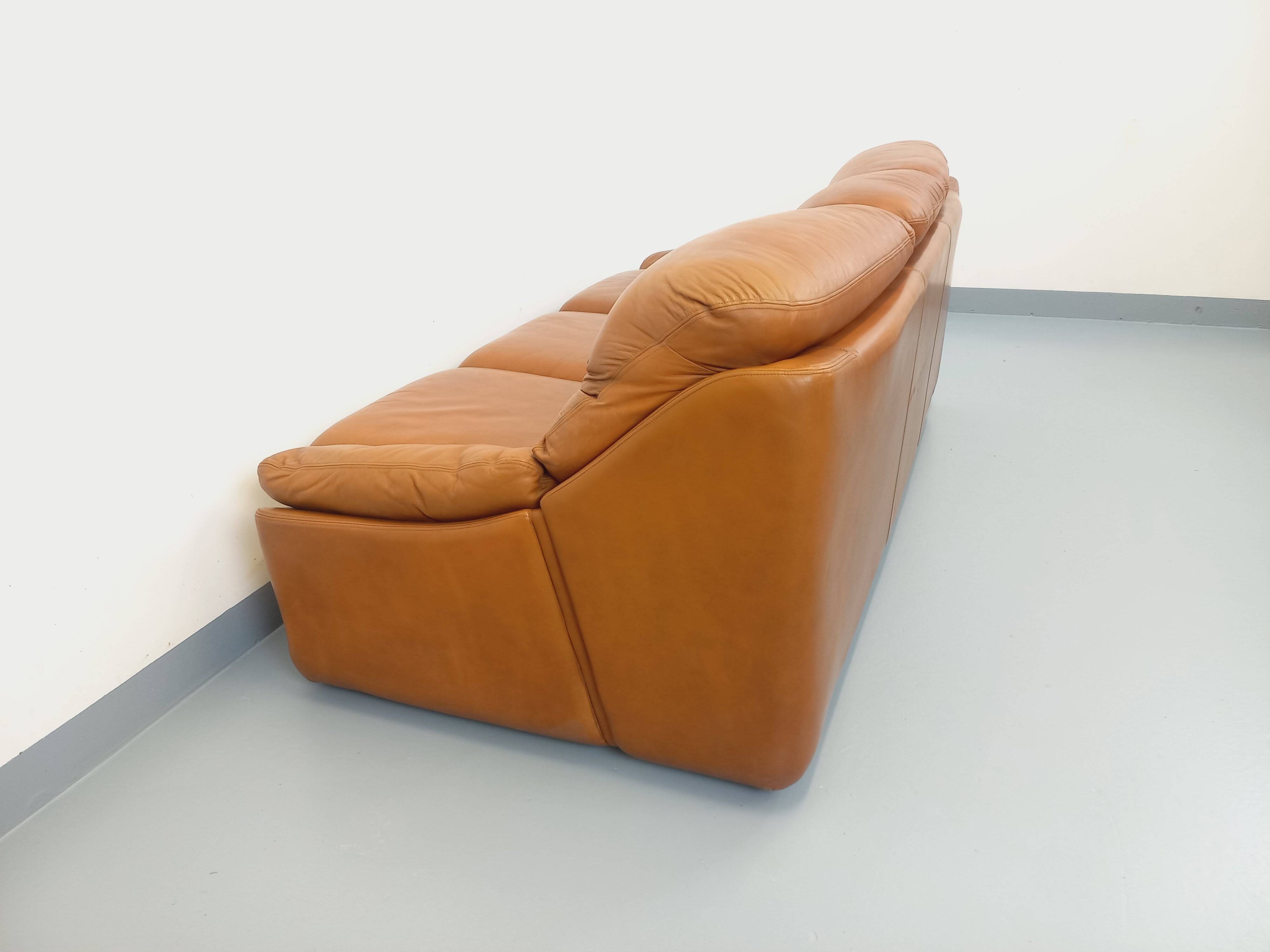 Vintage cognac camel leather canapé from the 1970s.