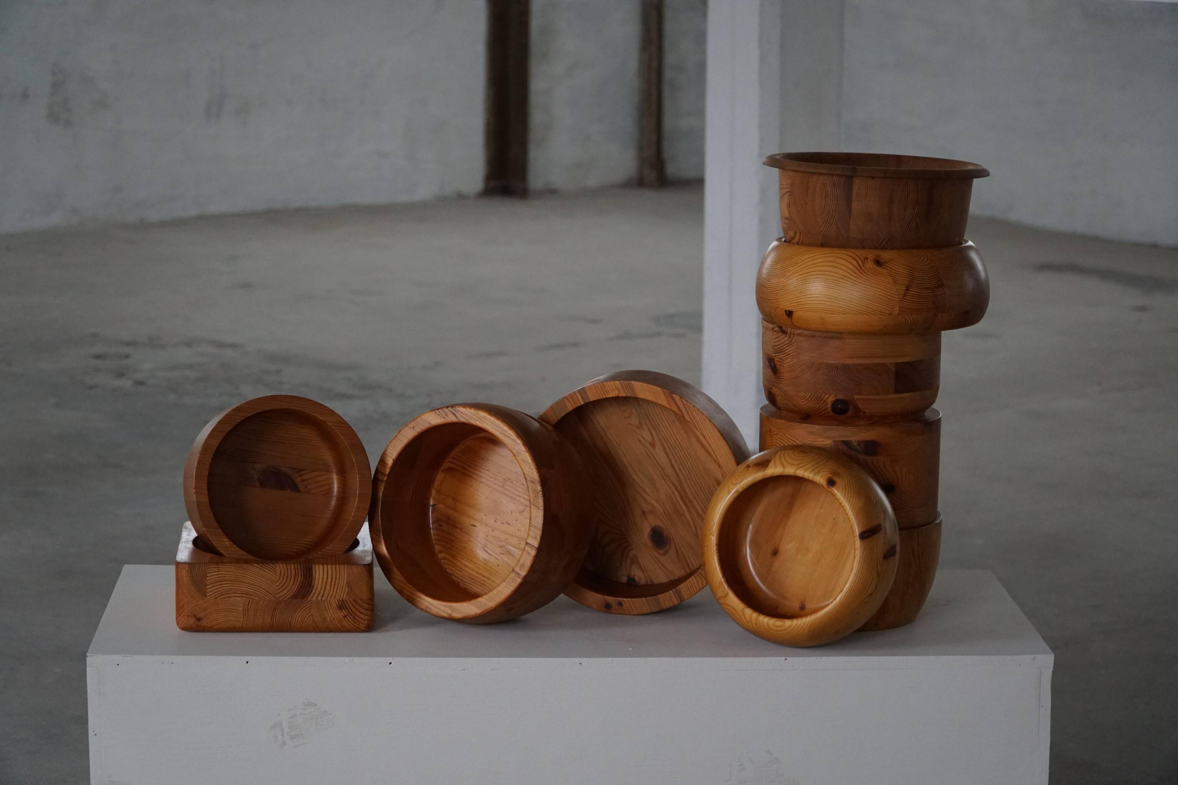 Set of 10 Scandinavian bowls in Swedish pine from the mid-century, made by Holmbergs & Varnamo, 1970s.