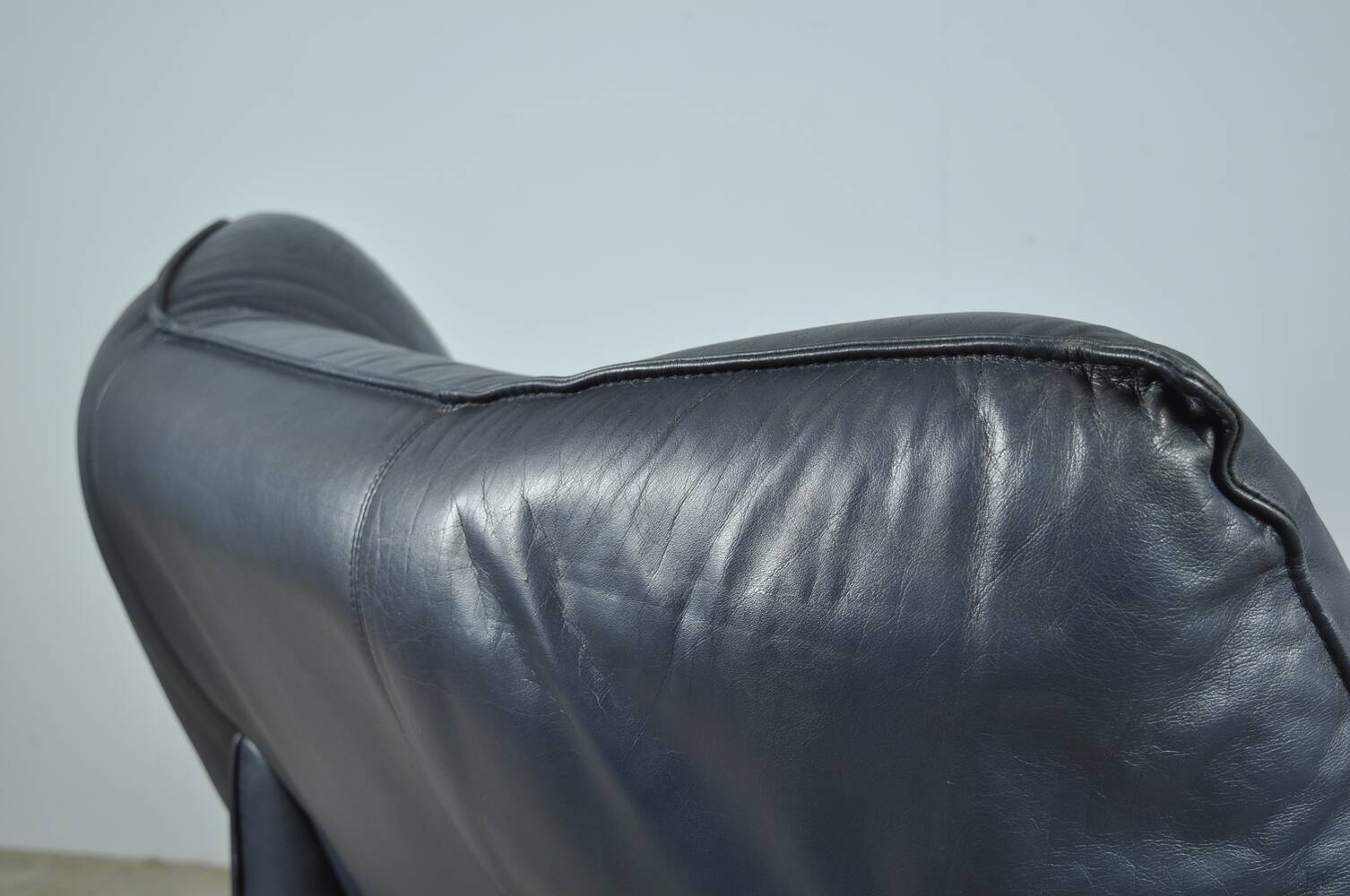 Leolux / vintage "tango" armchair in blue leather / jan armgardt / 1980s netherlands