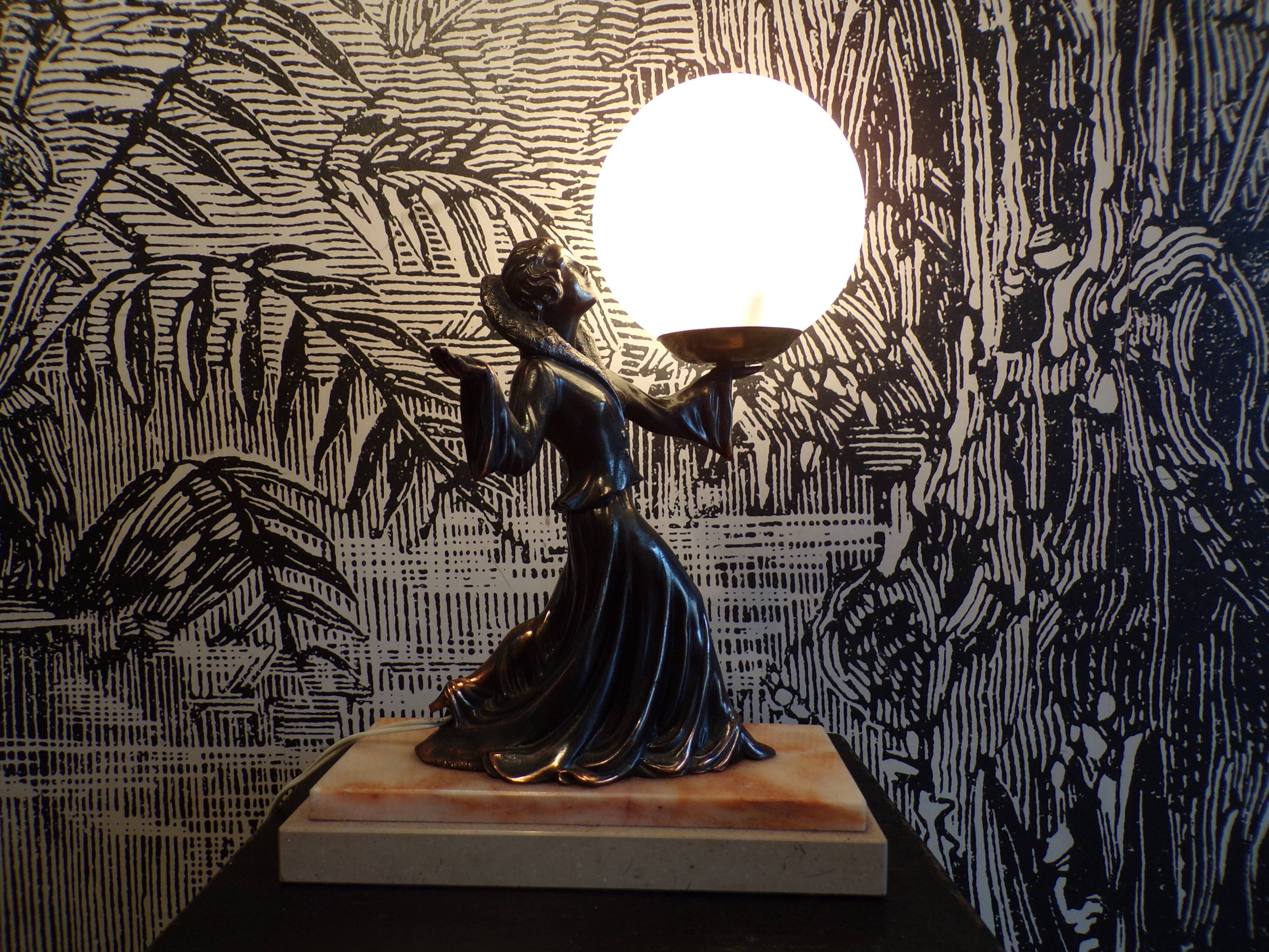 Lampe art déco femme au ballon