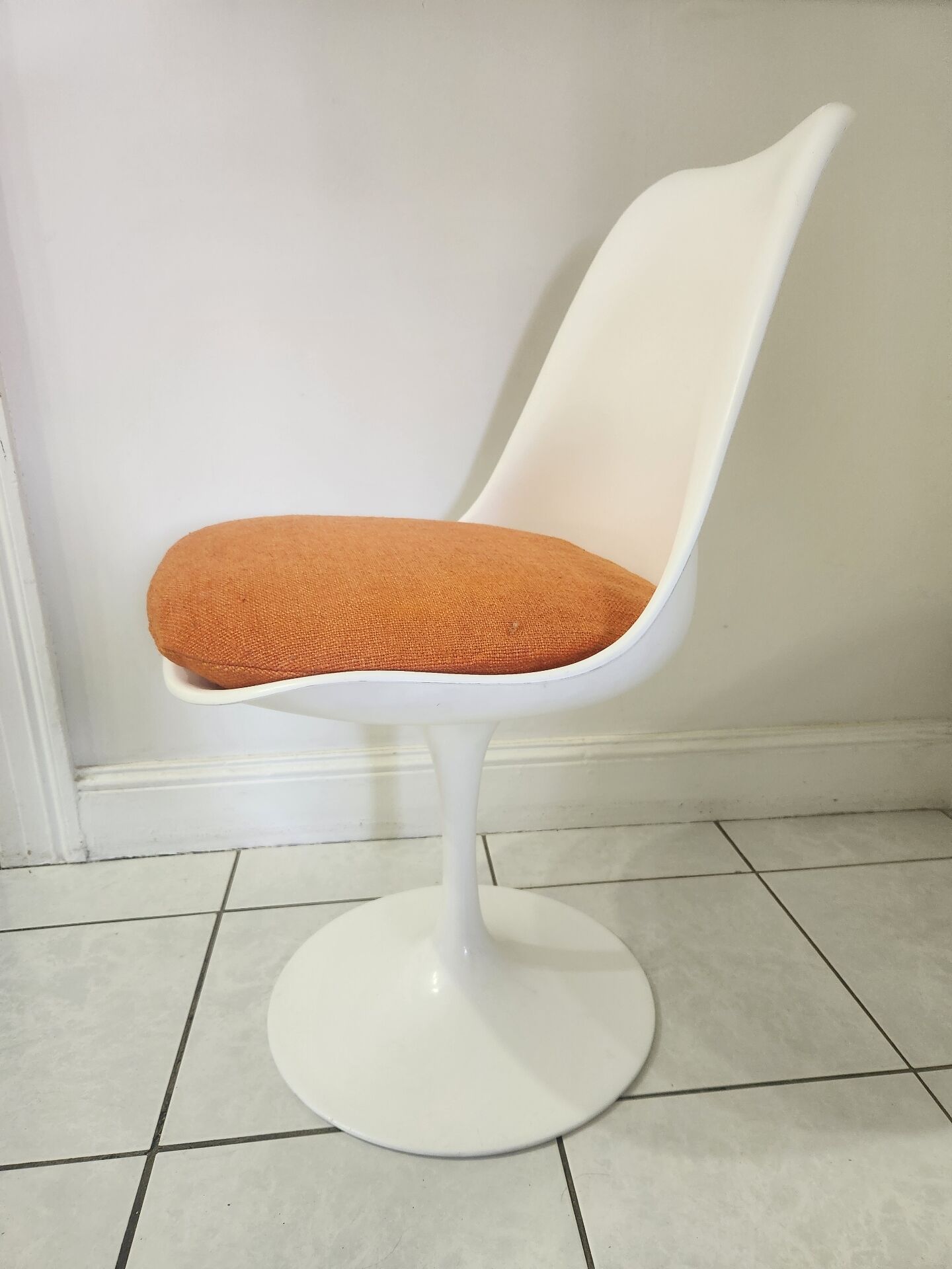 Chaise pivotante Tulip design de Eero Saarinen pour Knoll Int.