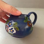 Pichet bleu et fleurs prop art jean garillon soufflenheim alsace