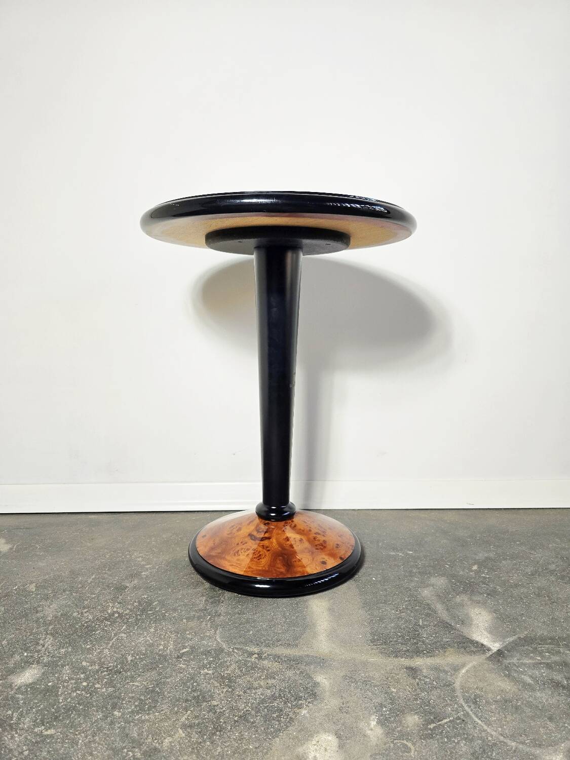 Table d'appoint en noyer et bois ébène de style Art Déco