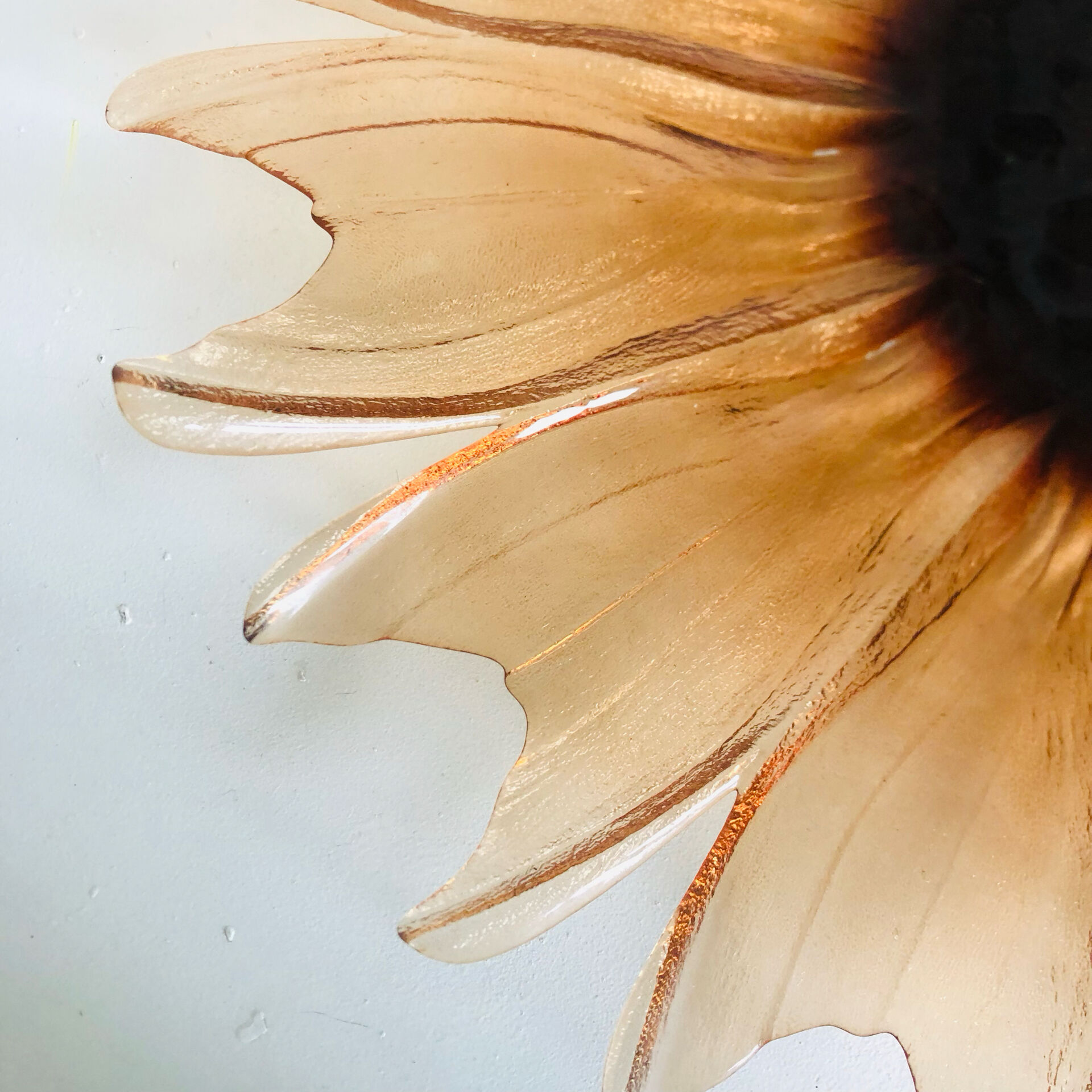 Plat tournesol en verre moulé pressé circa 1960