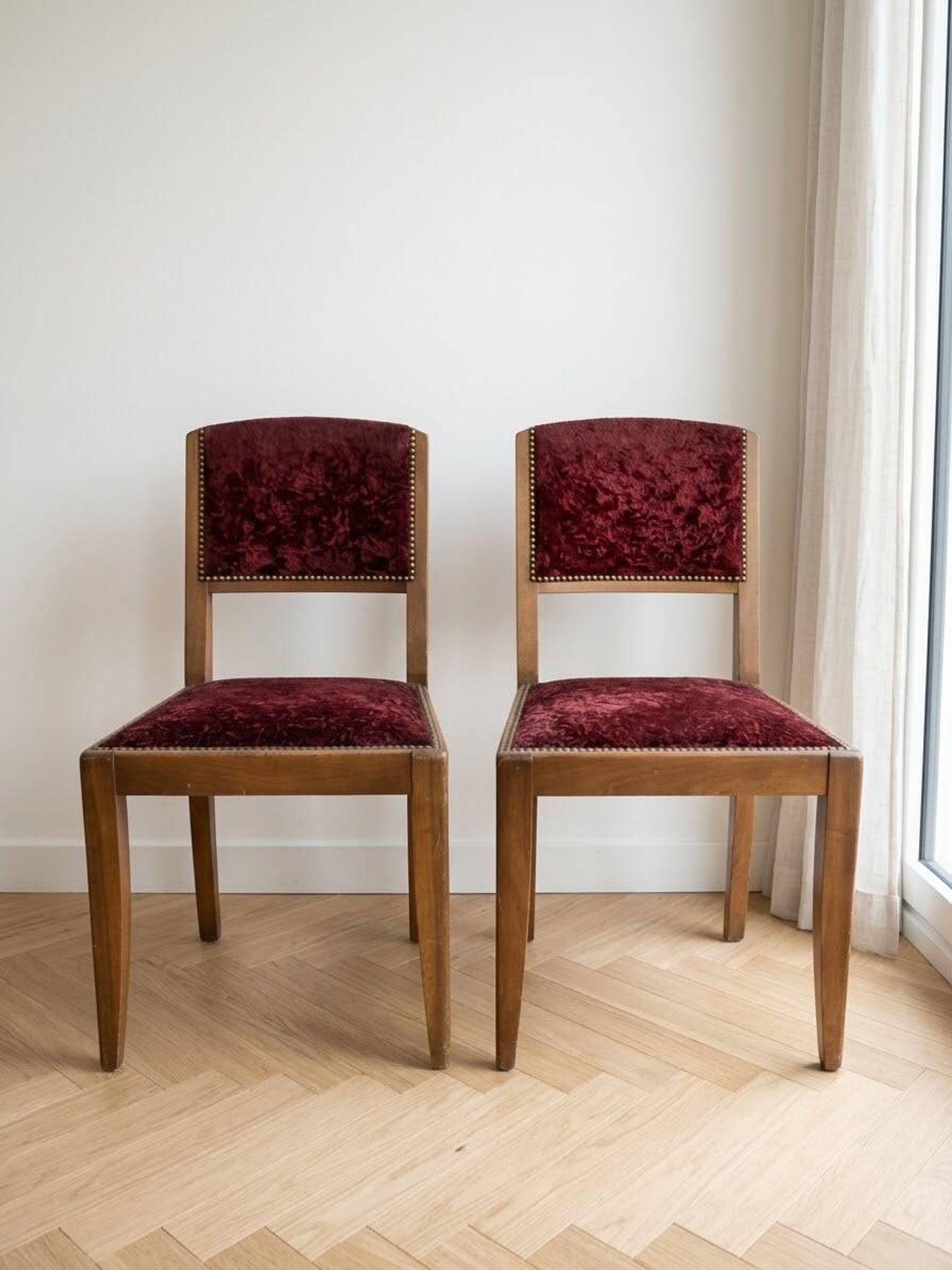 Paire de chaises vintage en bois et velours bordeaux