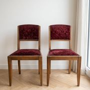 Paire de chaises vintage en bois et velours bordeaux