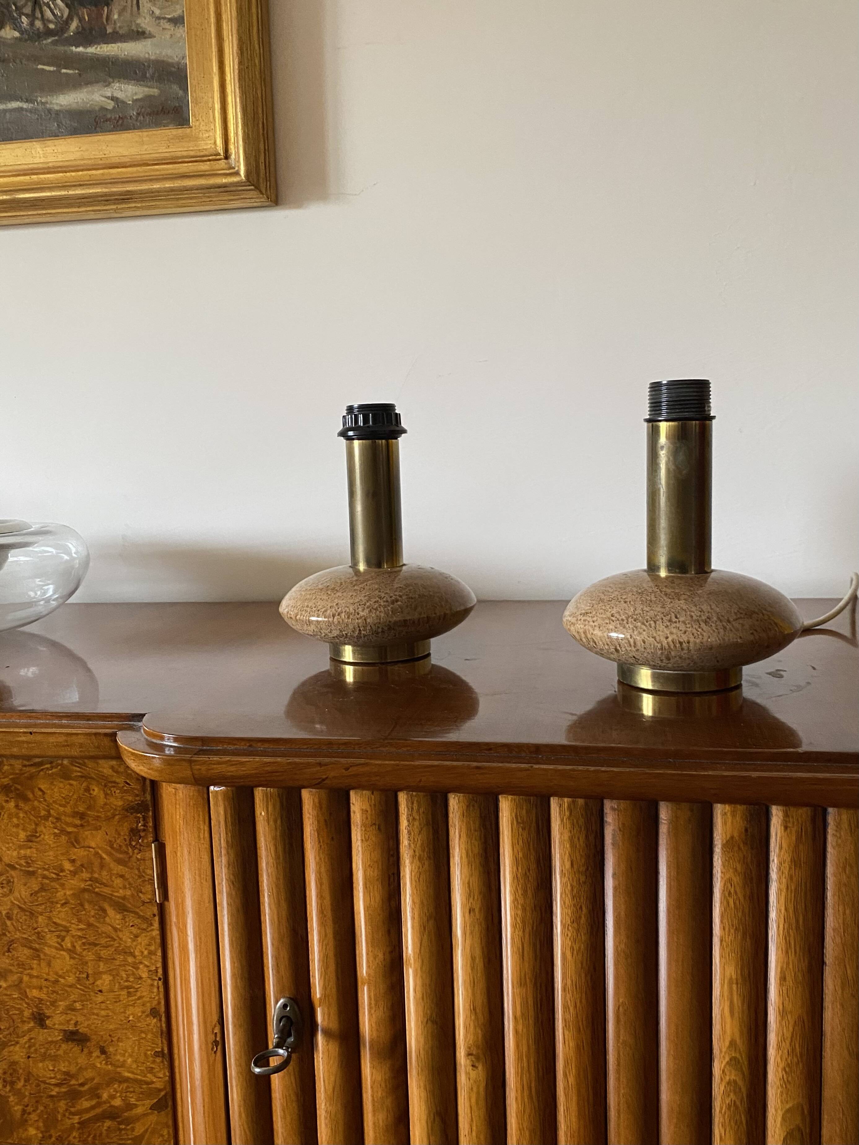 Ensemble de 2 pieds de lampes de table Hollywood Regency en granit rose et laiton, Italie 1970