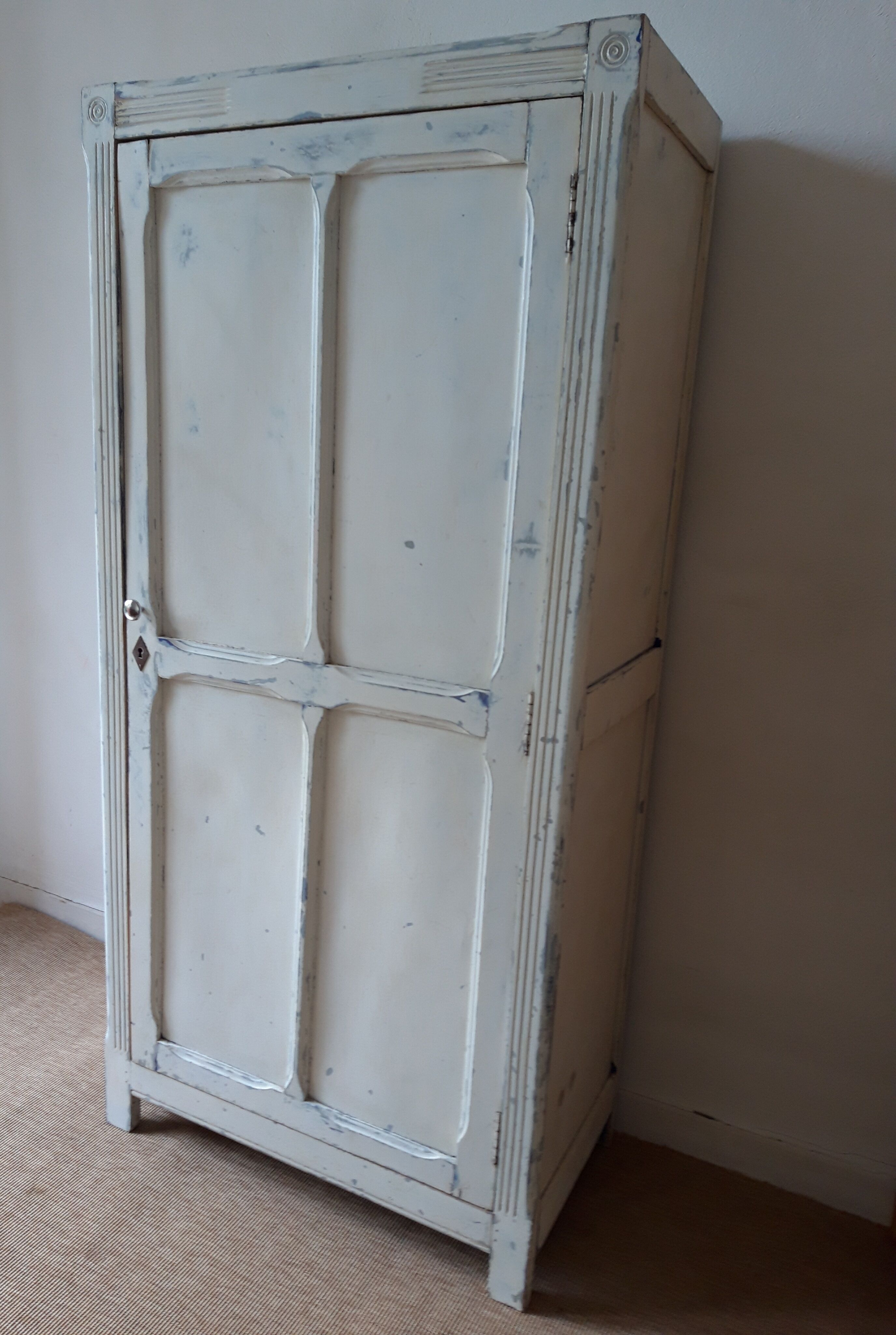 Parisian bonnetière cabinet