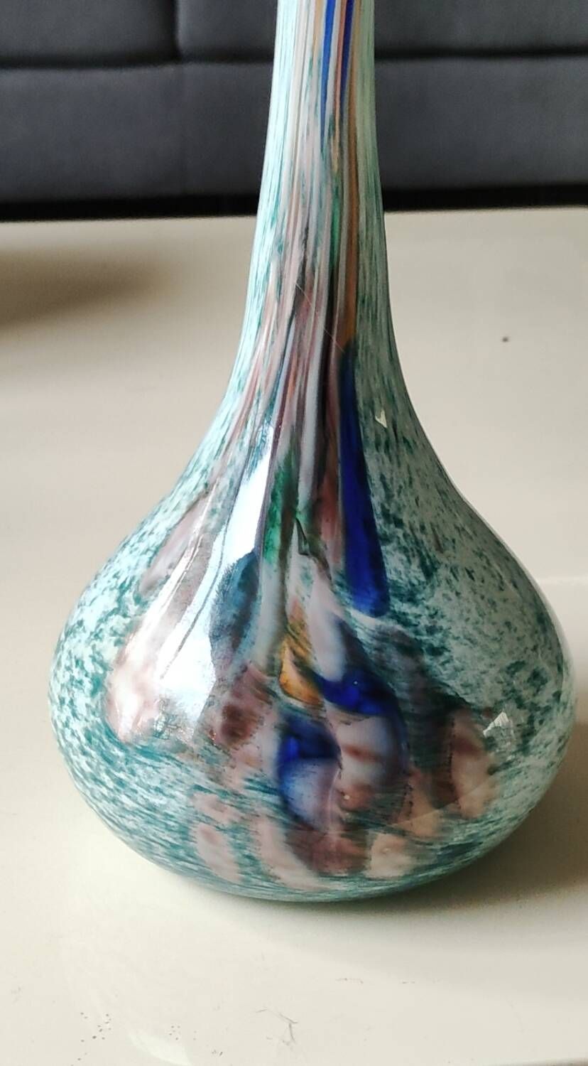 Ball vase soliflore with a long chimney neck. In speckled glass in the Murano style.