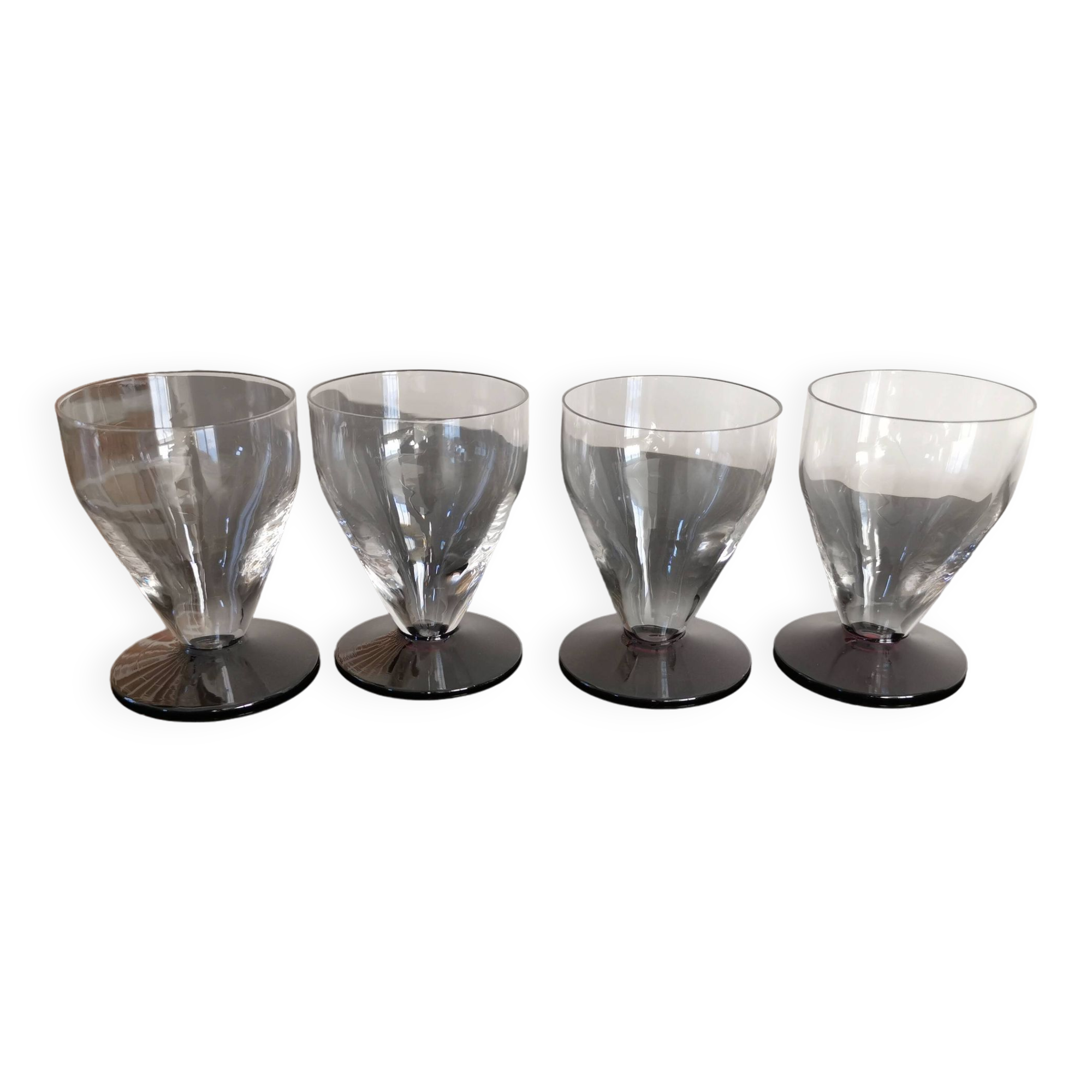 Set of 4 Art Deco wine glasses in purple-footed crystal, 1930