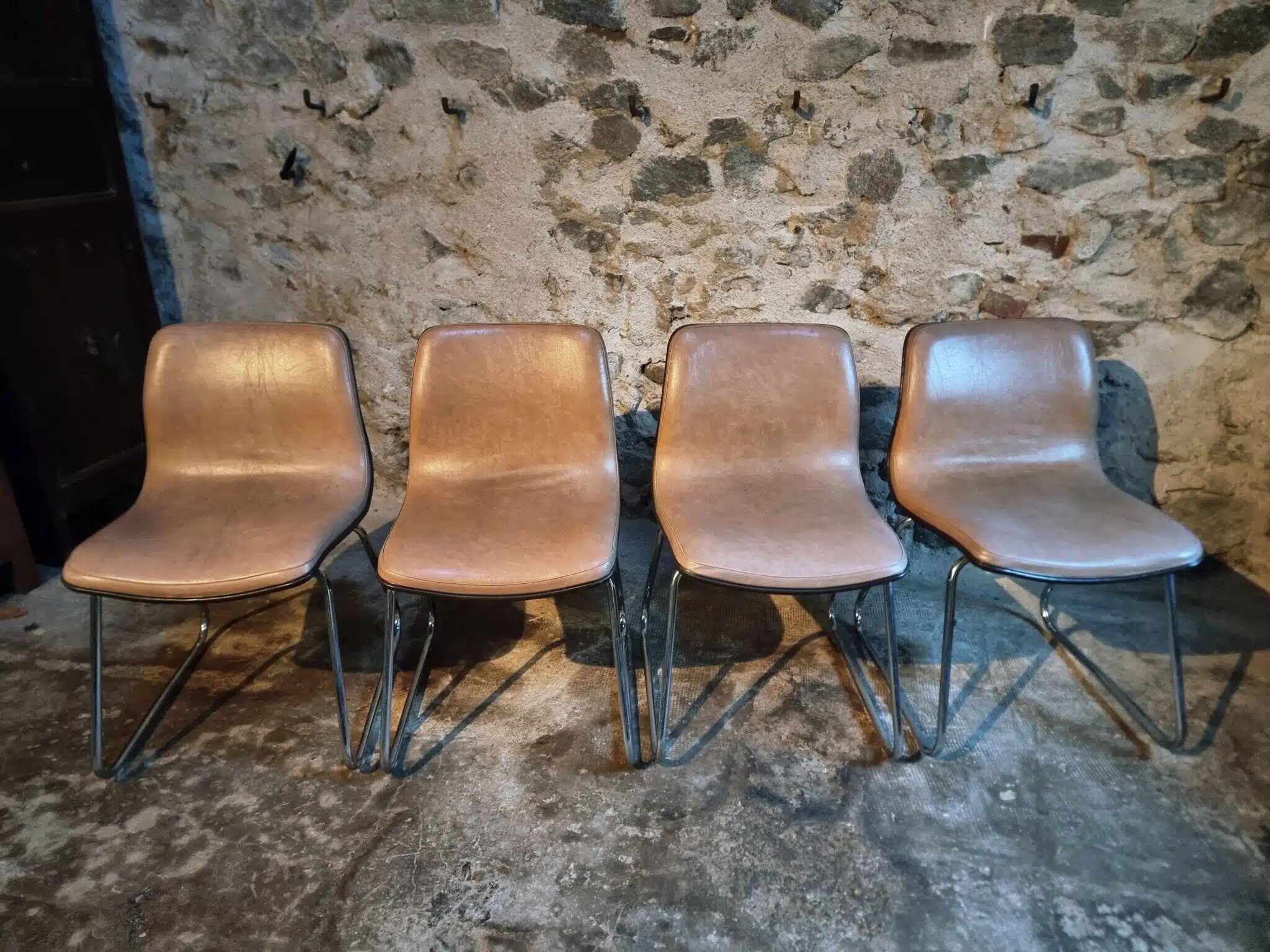 Ensemble de quatre chaises vintage françaises à piètement luge en vinyle beige-taupe, 1976