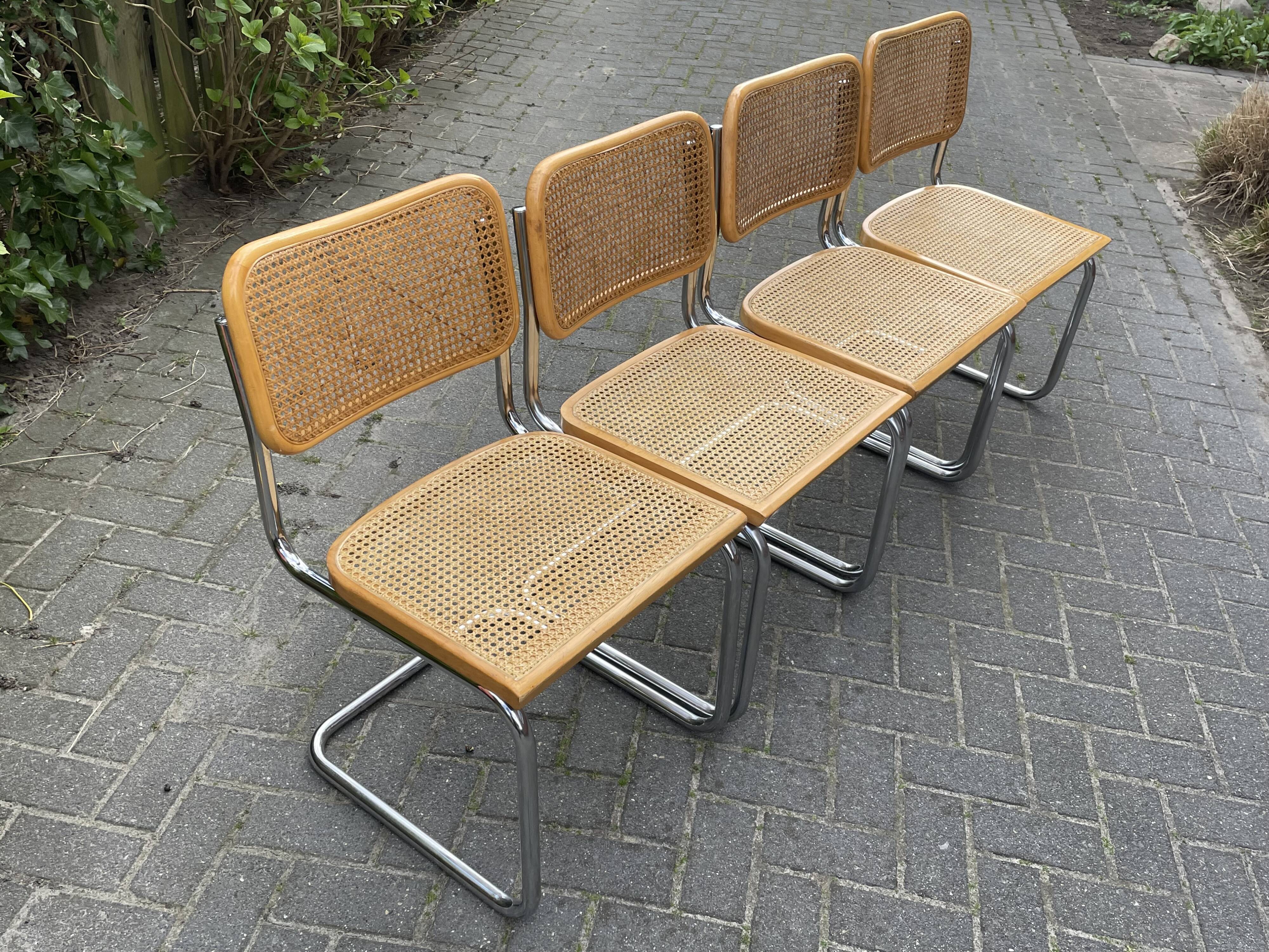 Ensemble de 4 Chaises vintage modèle Cesca B32 en chrome et bois