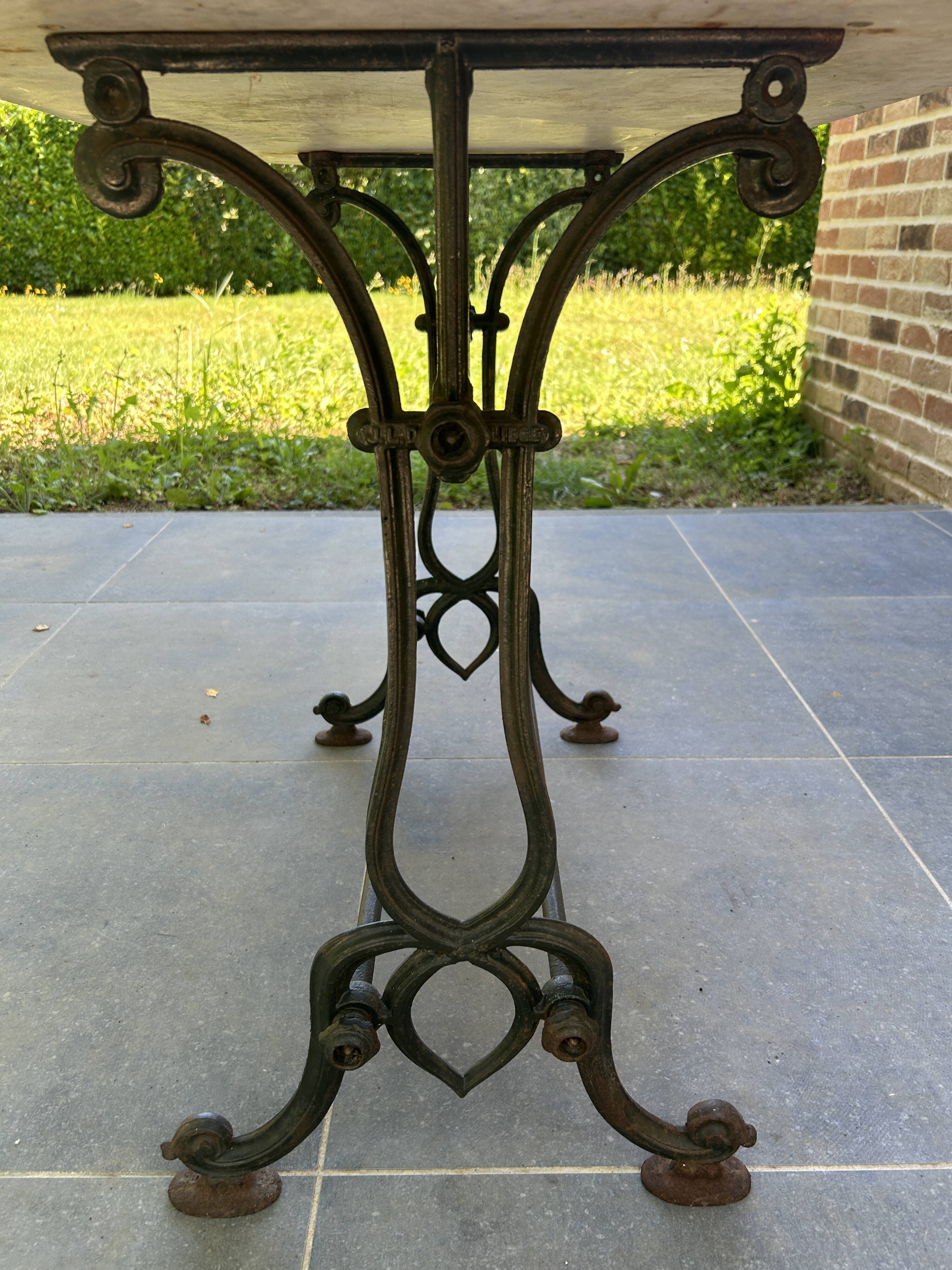 Bistro table in cast iron and marble from the art nouveau period.