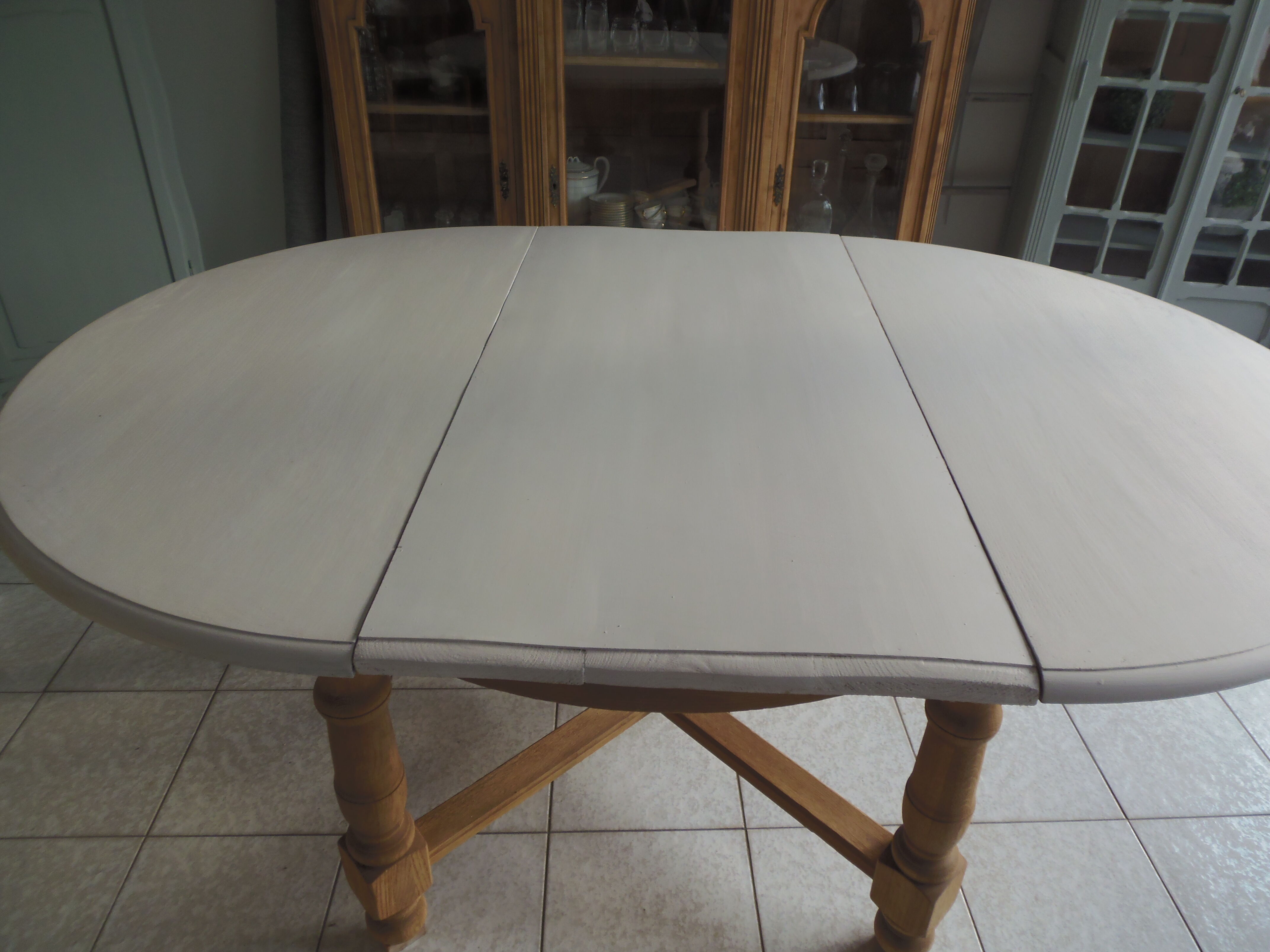 Round table with 1 extension oak base tray and patinated extension pearl gray.