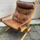 Belle chaise vintage Westnofa modèle Siesta par Ingmar Relling. Chaise Siësta en cuir. Belle patine.