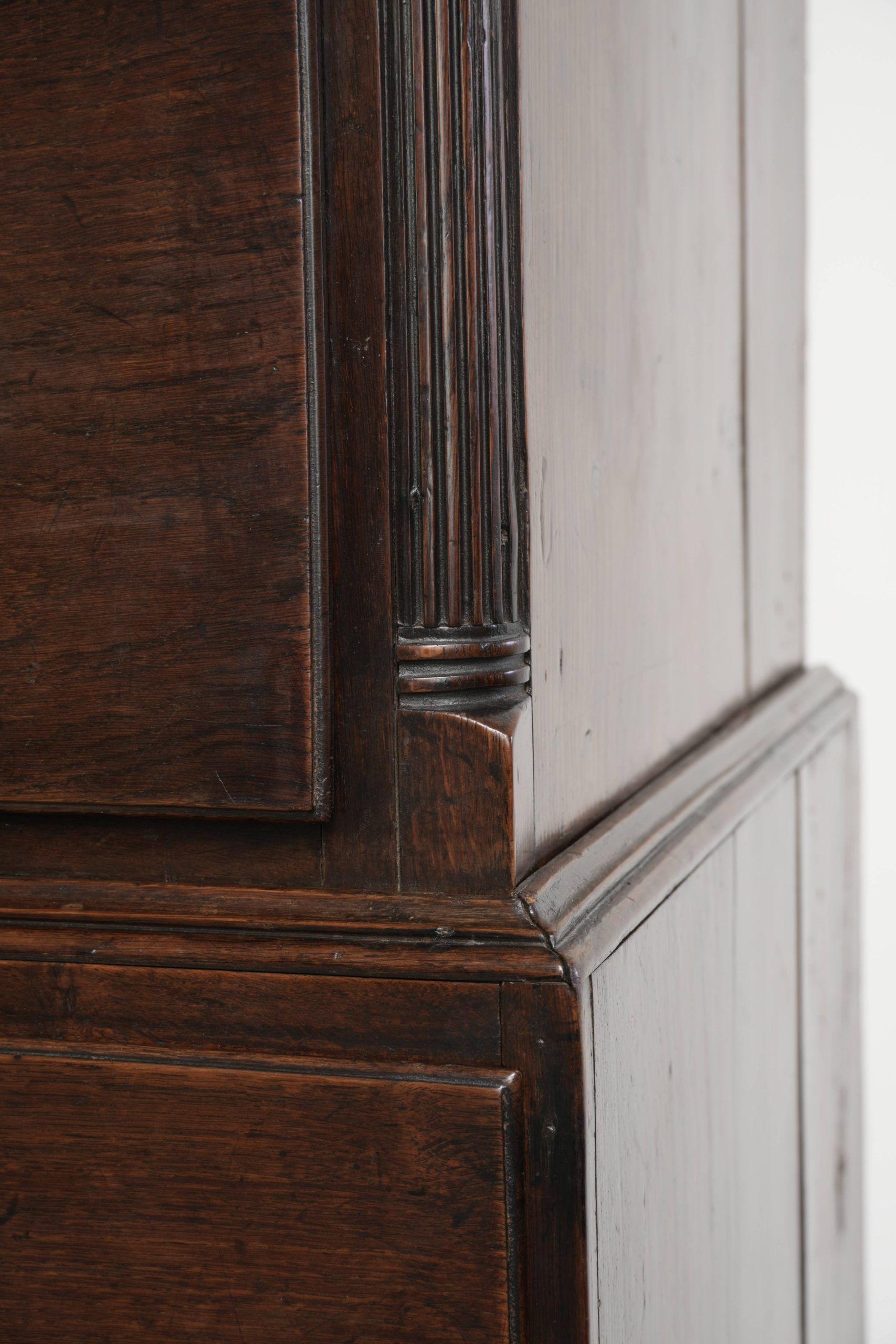 Commode anglaise antique du XVIIIe siècle en chêne.