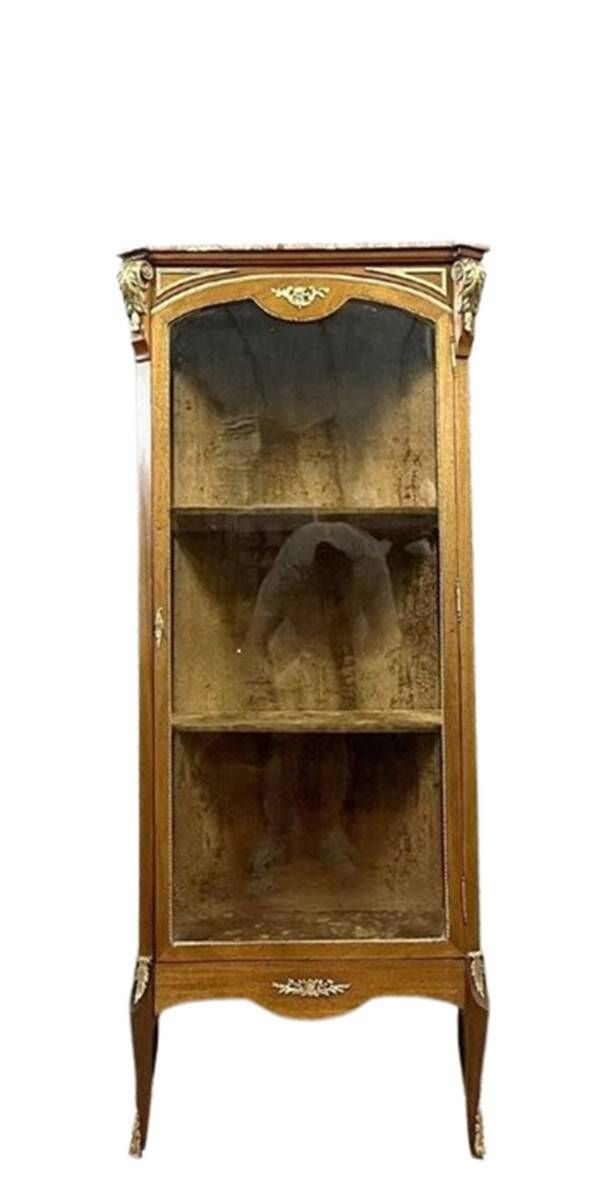 Display cabinet with 3 glass sides in Louis XV style made of mahogany and gilded bronze.