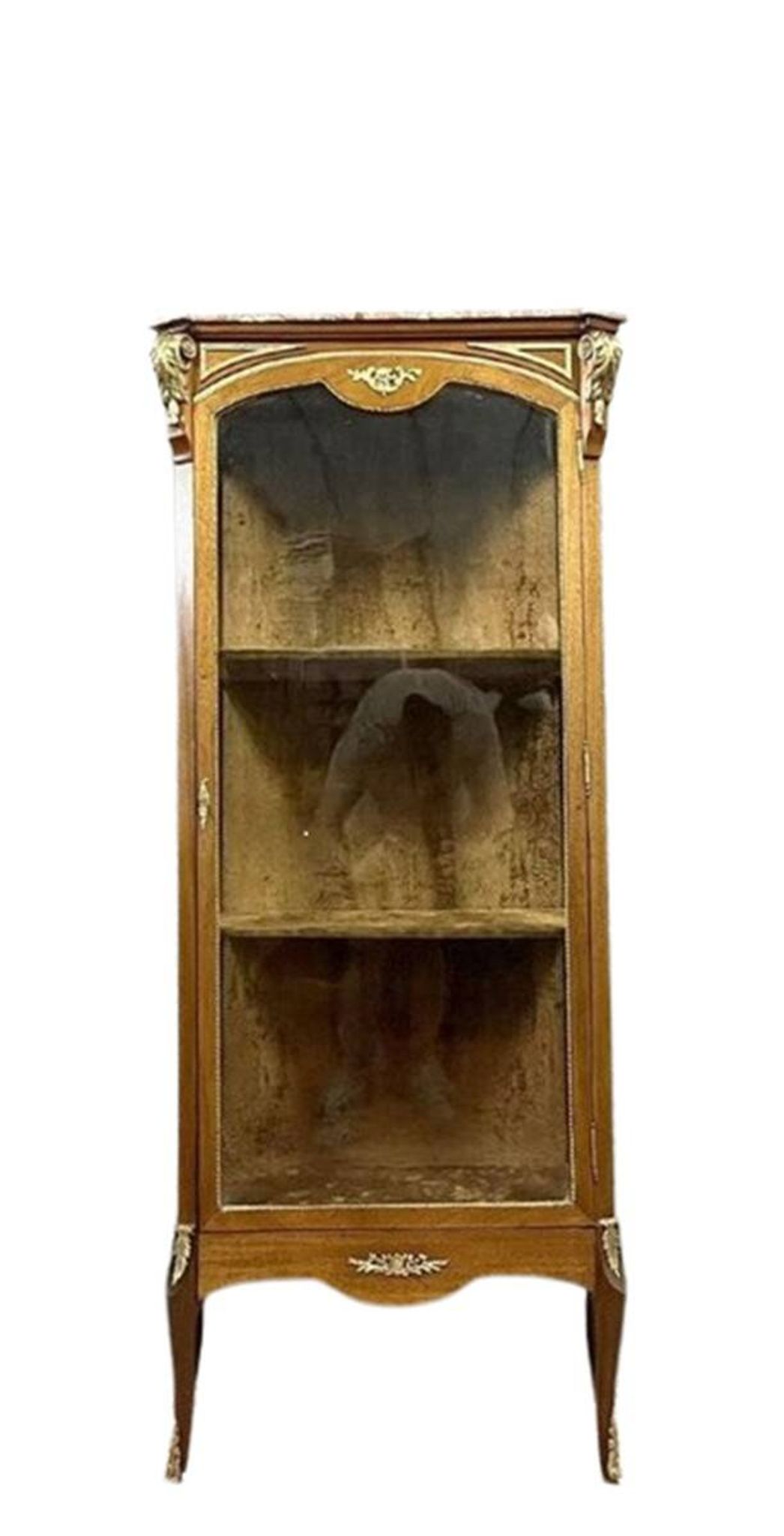 Vitrine a 3 faces vitrées de style Louis XV en acajou et bronzes dorés ép.