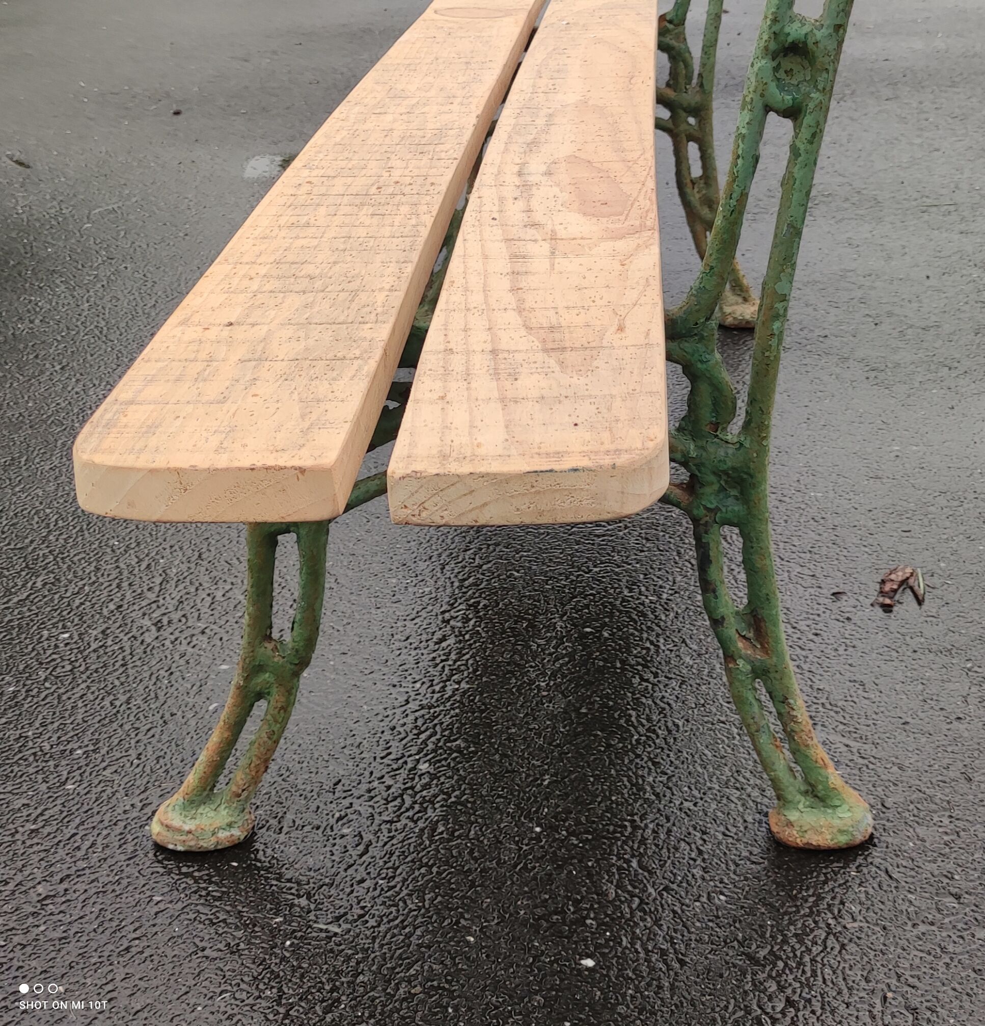 Old garden bench cast-cast foot