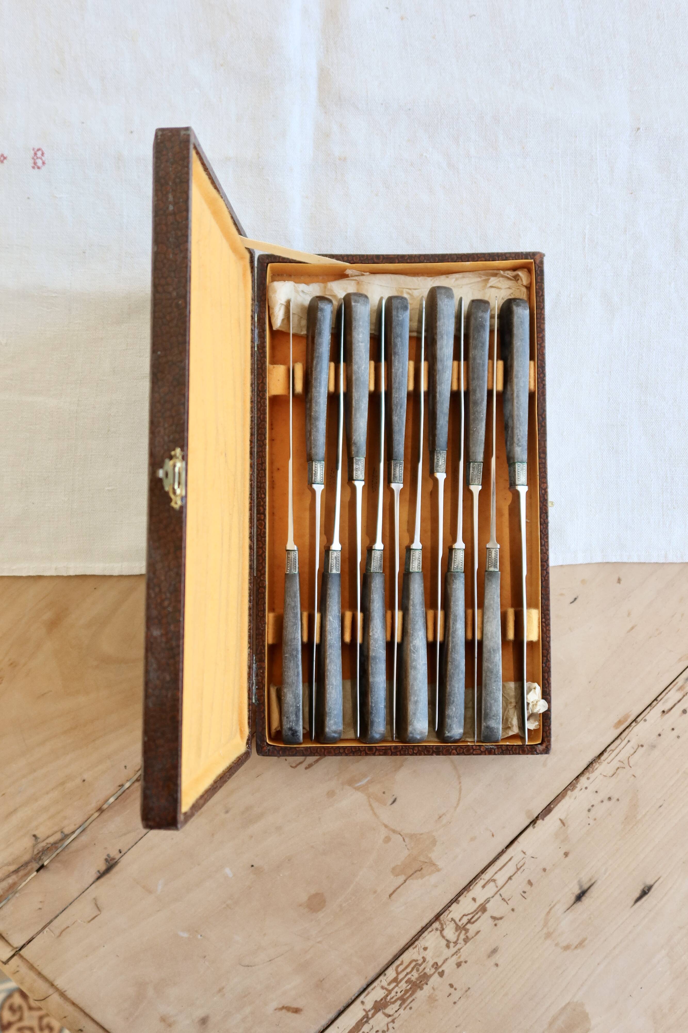 Box of 12 antique knives G. Sirot - Resin handles with horn effect