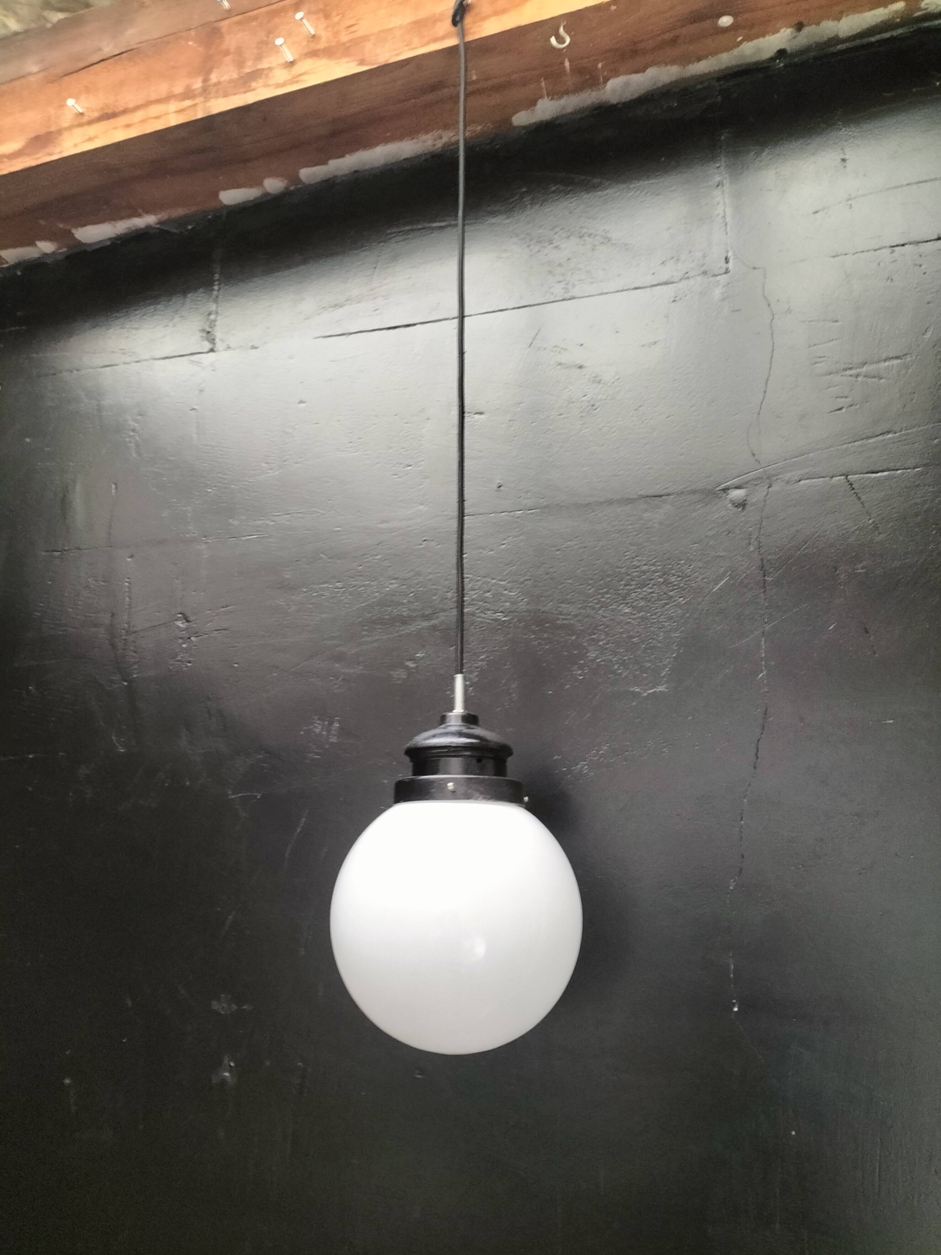 Opaline ball suspension