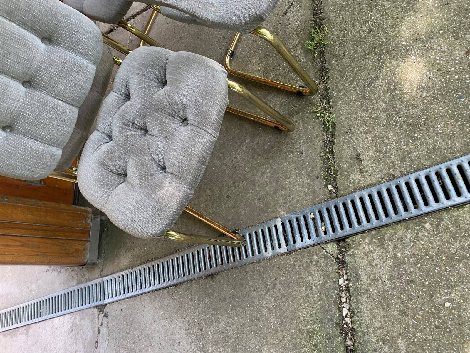 Set of 4 vintage 1970s dining chairs in gold brass and grey fabric.