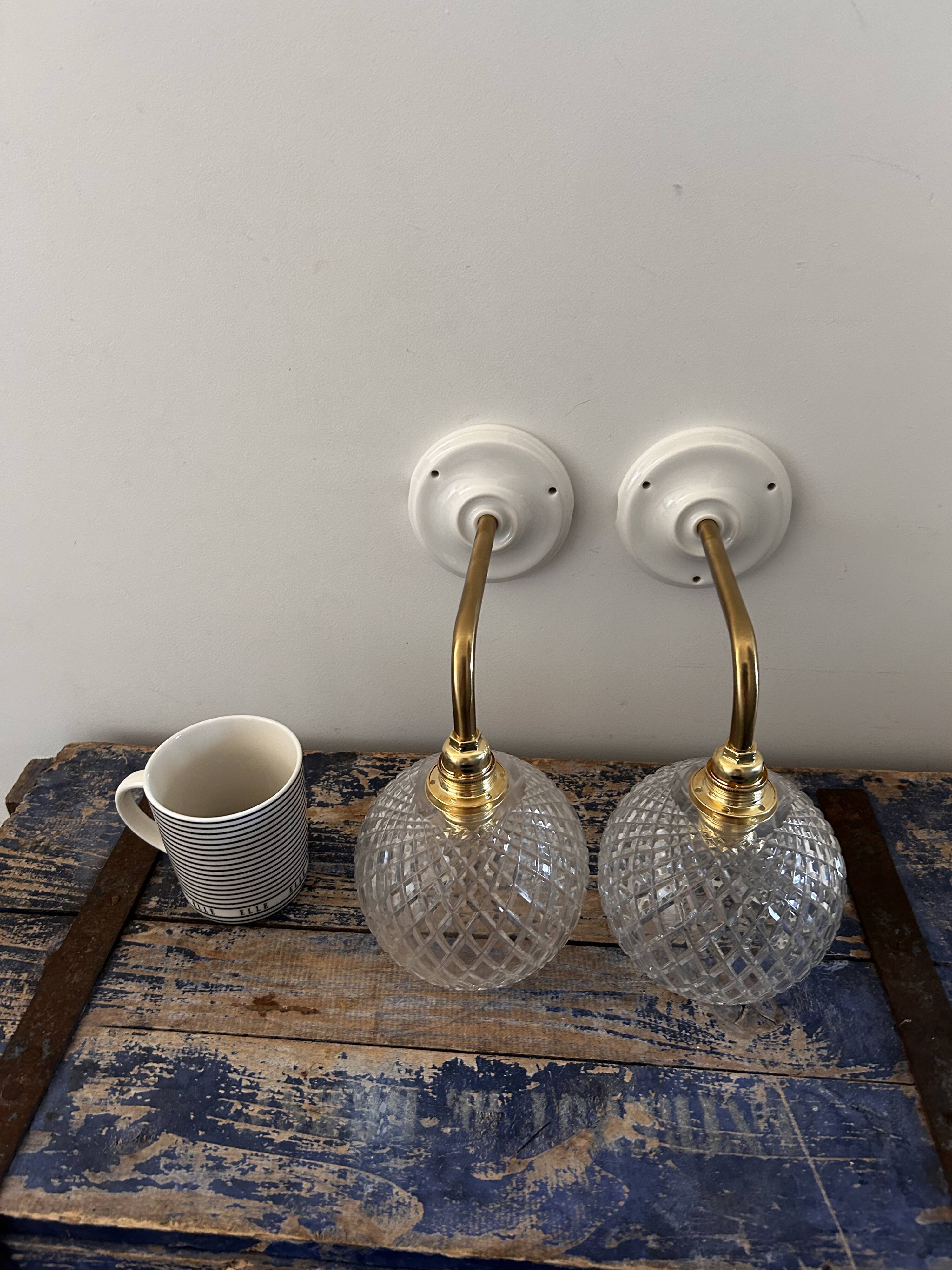 Paire d’appliques en verre ciselé
