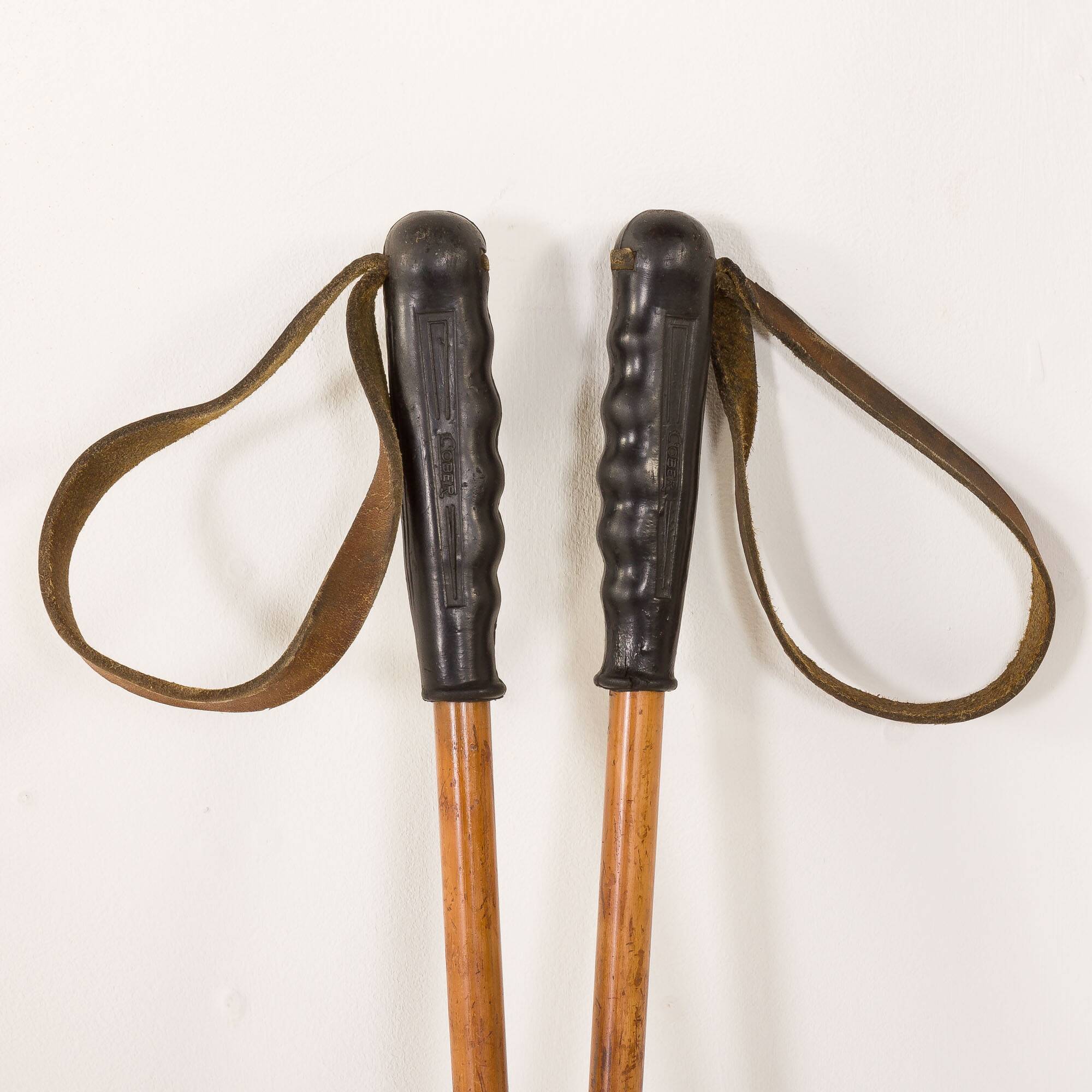 Paire de skis en bois vintage avec fixations Geze Kandahar et bâtons en bambou, années 1950