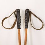 Paire de skis en bois vintage avec fixations Geze Kandahar et bâtons en bambou, années 1950